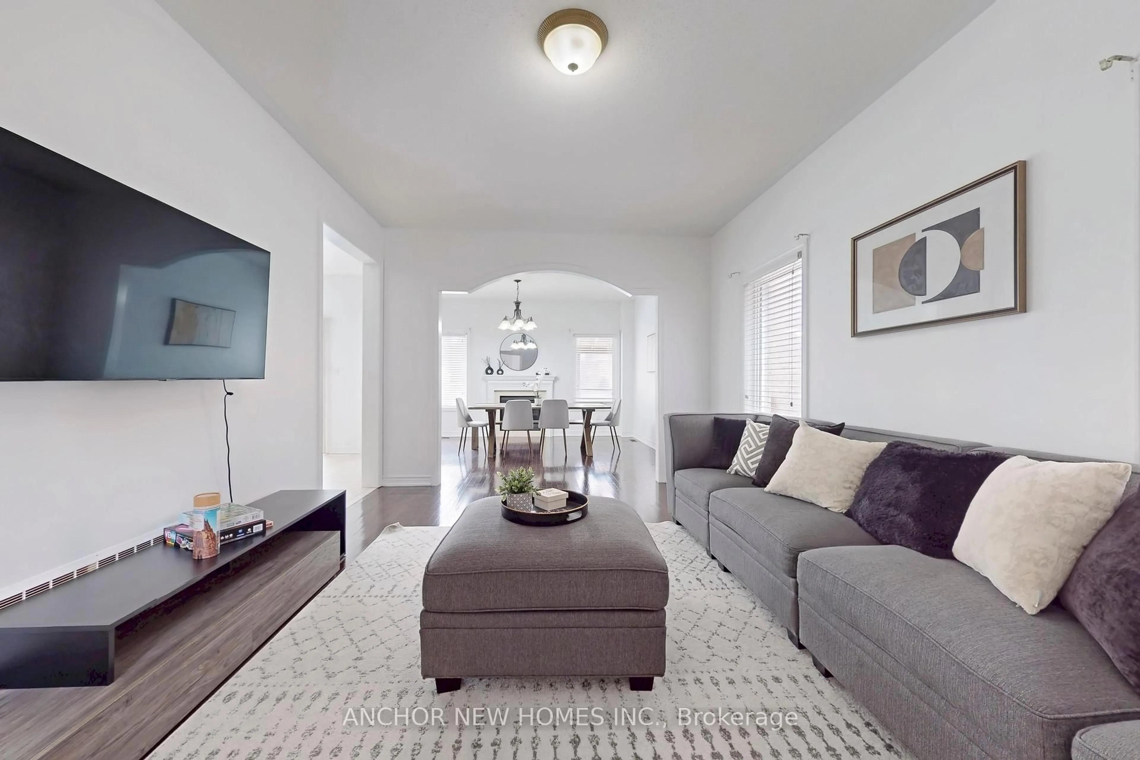 Living room with furniture, carpet floor for 15 New Hampshire Crt, Brampton Ontario L6S 0B9