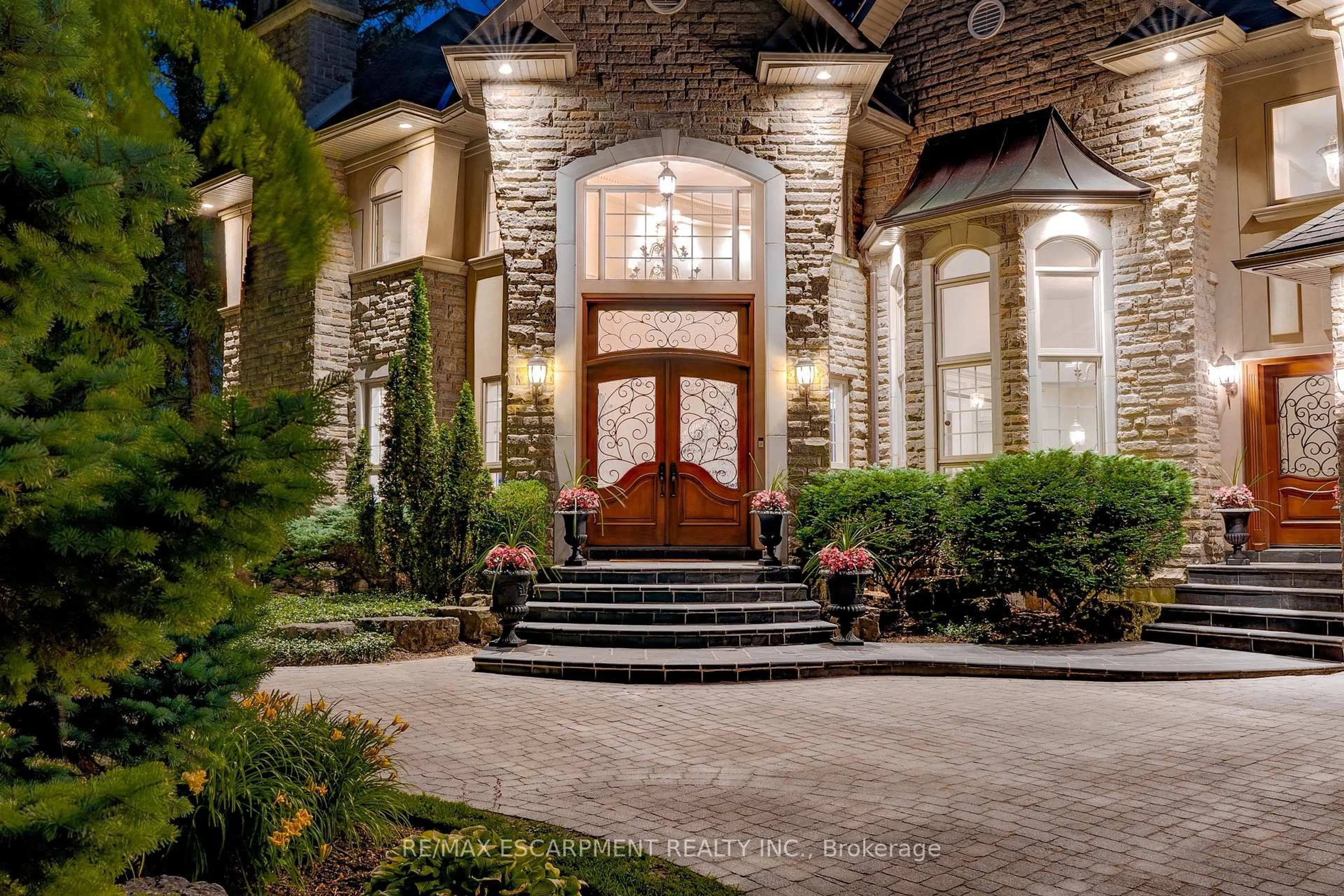 Indoor entryway for 106 Appleby Pl, Burlington Ontario L7L 2X1