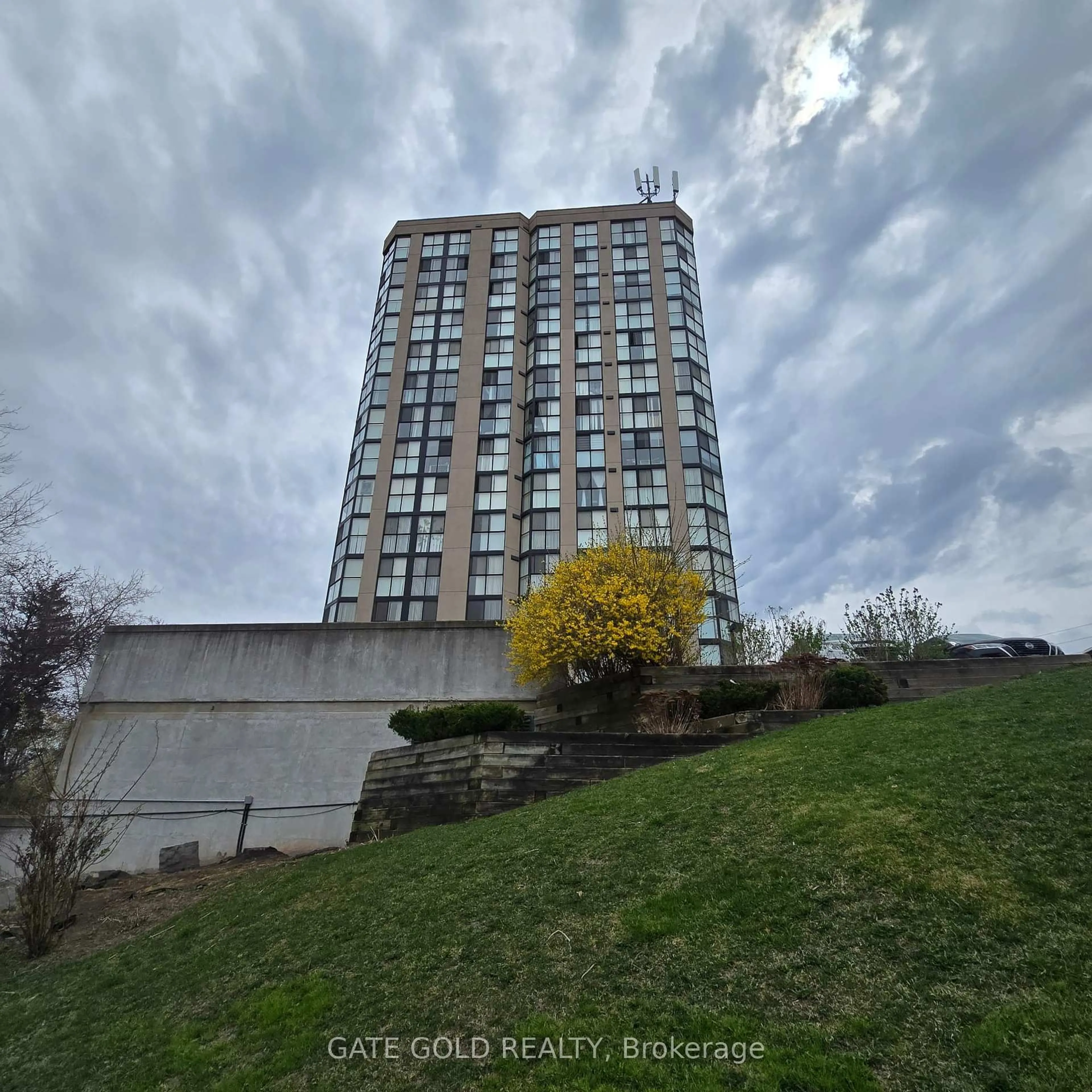 A pic from outside/outdoor area/front of a property/back of a property/a pic from drone, unknown for 600 Rexdale Blvd #LPH2, Toronto Ontario M9W 6T4