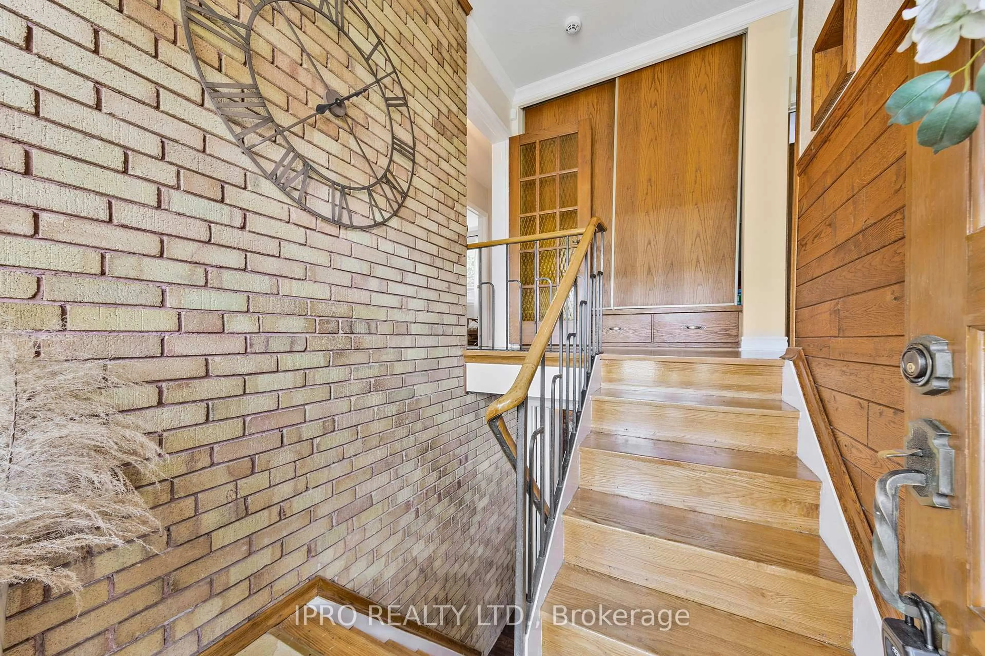 Indoor entryway for 11 Nugent Rd, Toronto Ontario M9R 1N1