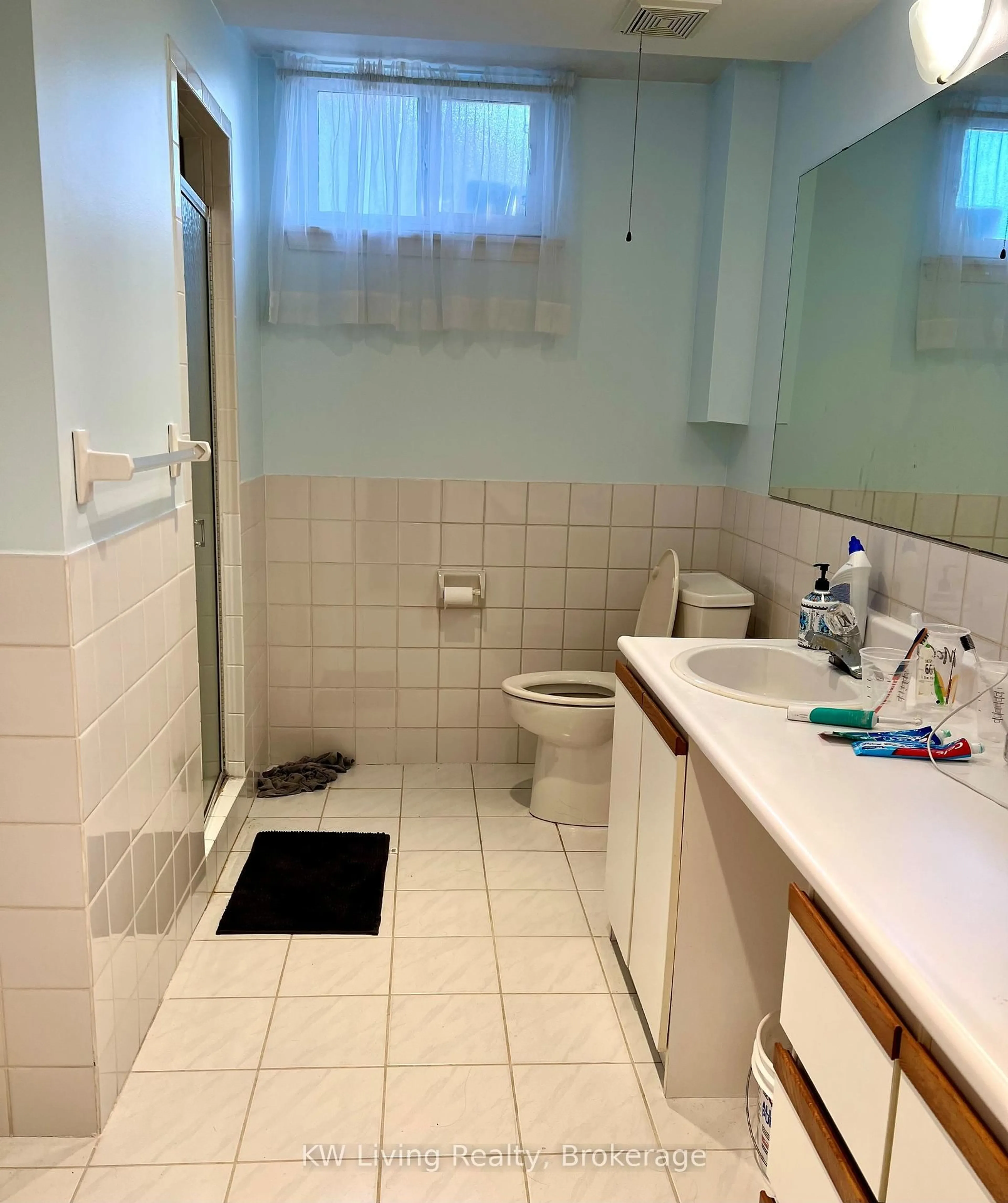 Standard bathroom, unknown for 966 Forestwood Dr, Mississauga Ontario L5C 1G8