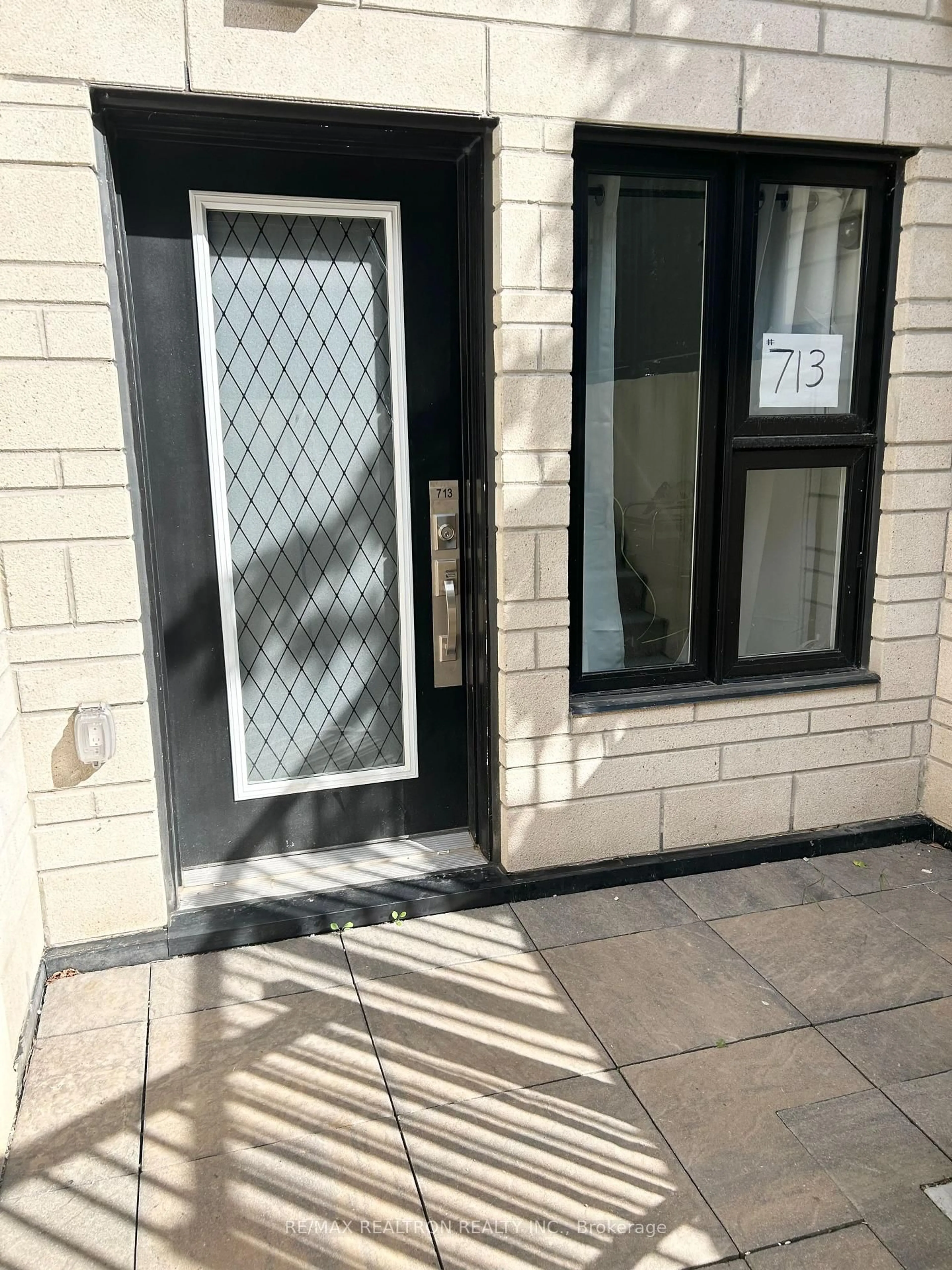 Indoor entryway for 1131 Cooke Blvd #713, Burlington Ontario L7T 0C3