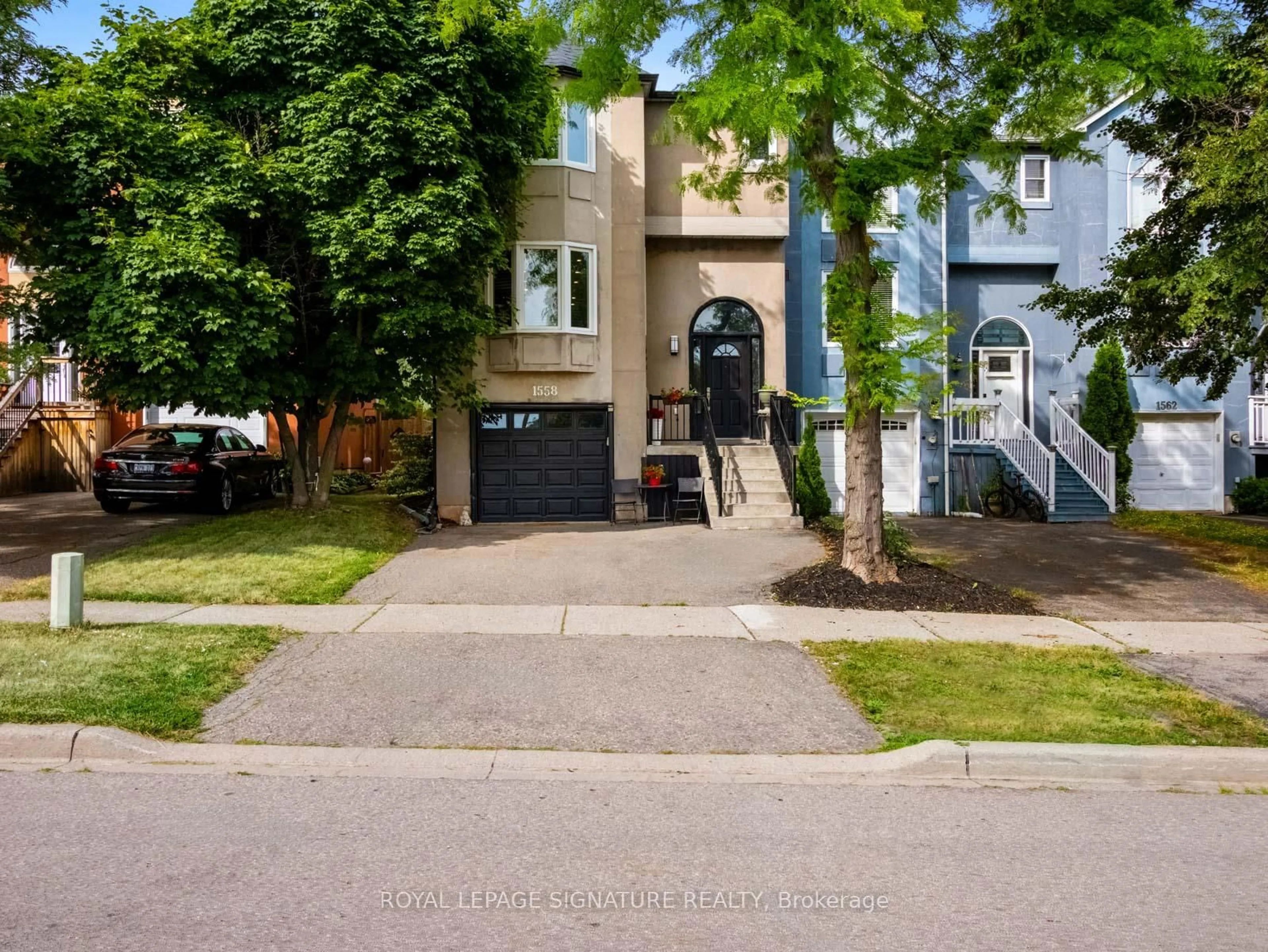 A pic from outside/outdoor area/front of a property/back of a property/a pic from drone, street for 1558 Litchfield Rd, Oakville Ontario L6H 5P3