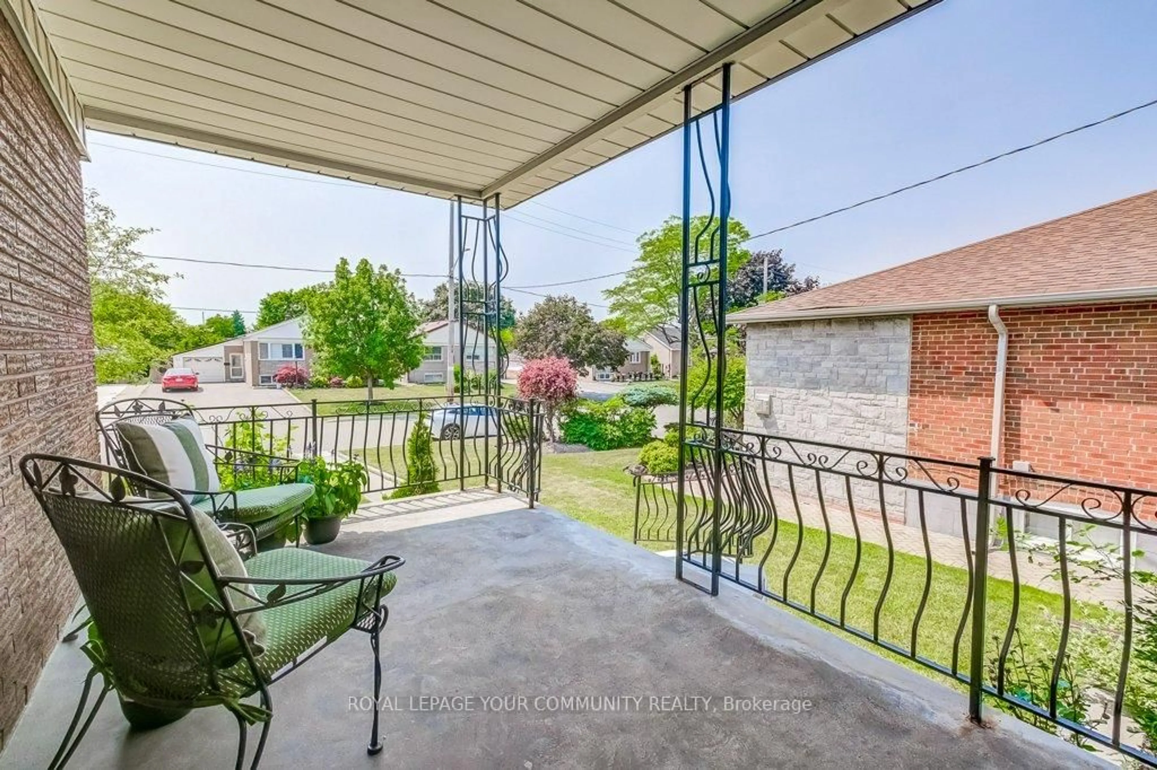 Patio, street for 52 Whitburn Cres, Toronto Ontario M3M 2S4
