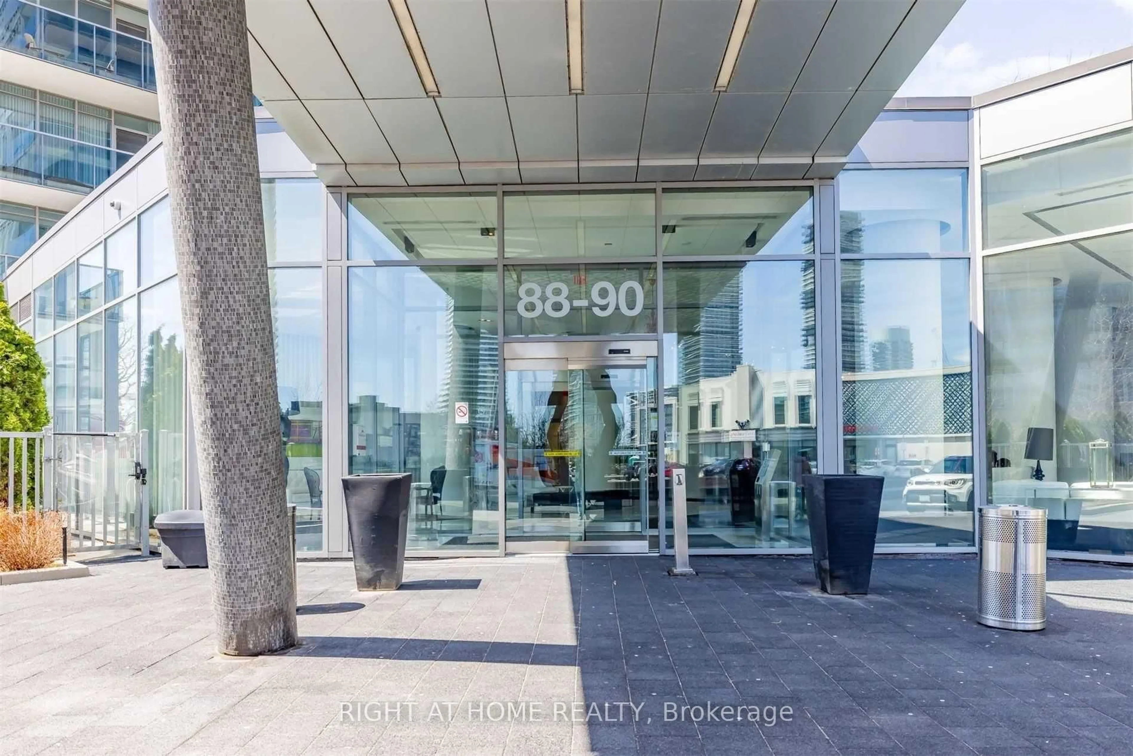 Indoor foyer for 88 Park Lawn Rd #1010, Toronto Ontario M8Y 0B5