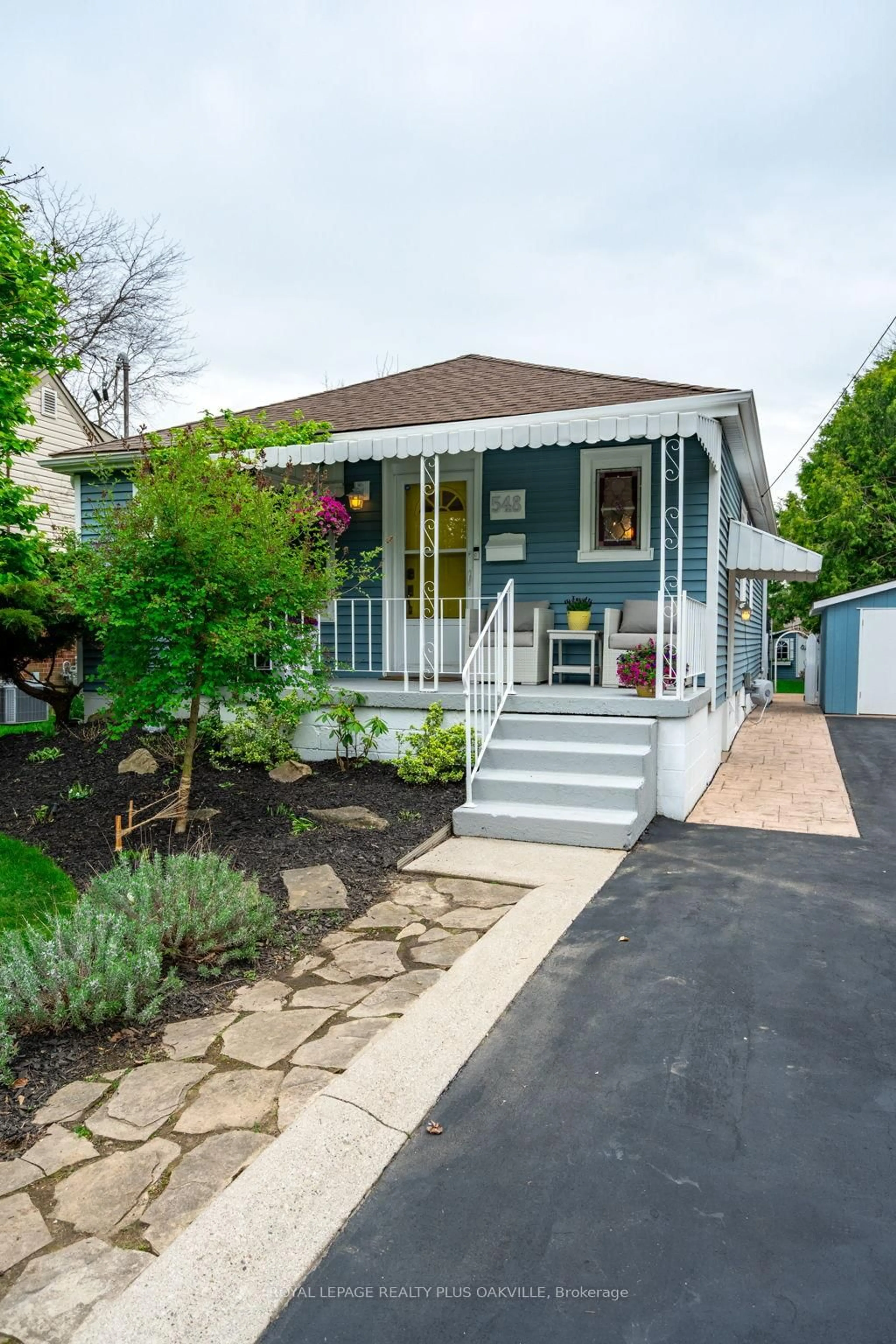 Home with vinyl exterior material, street for 548 Regina Dr, Burlington Ontario L7S 1L6