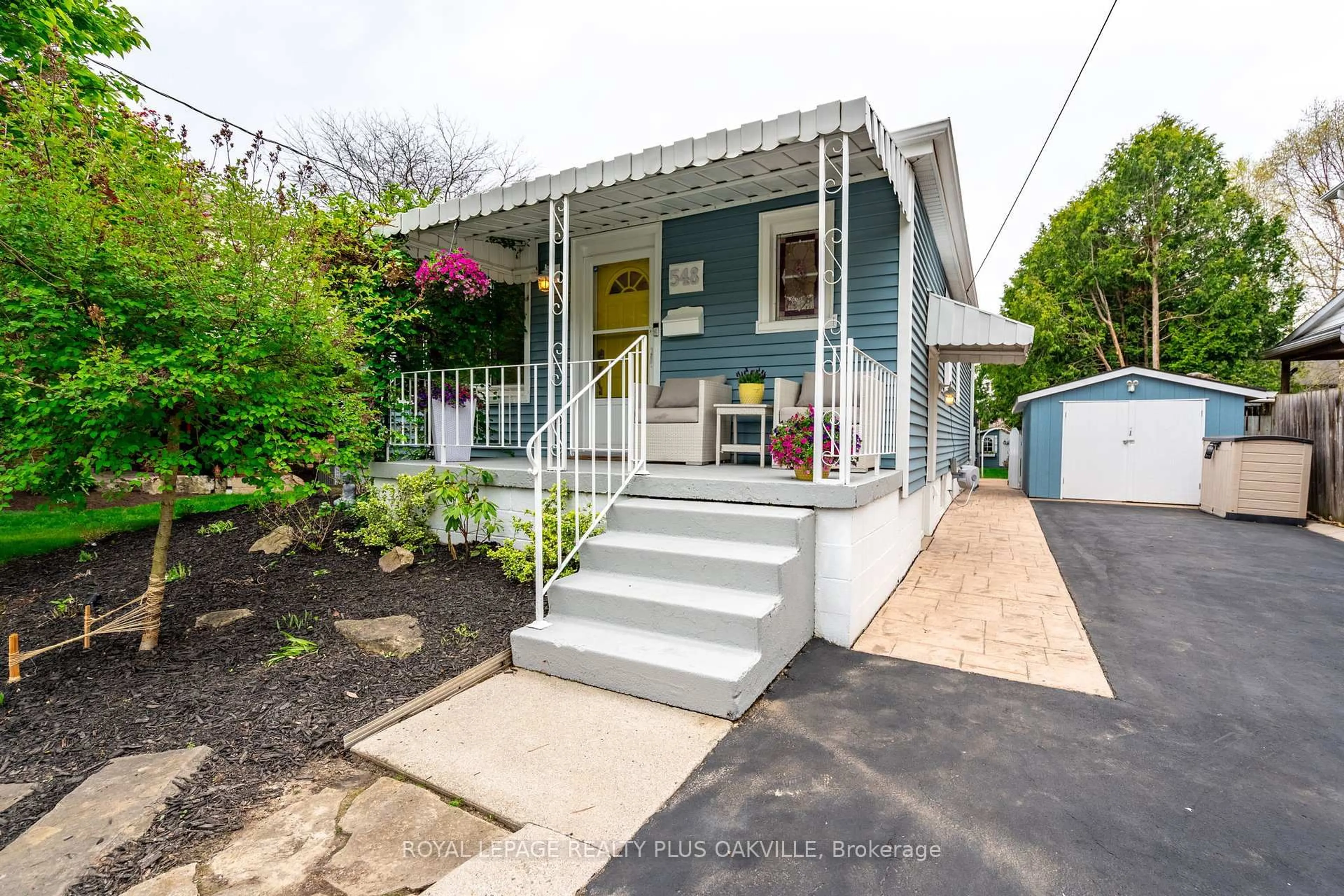 Home with vinyl exterior material, street for 548 Regina Dr, Burlington Ontario L7S 1L6
