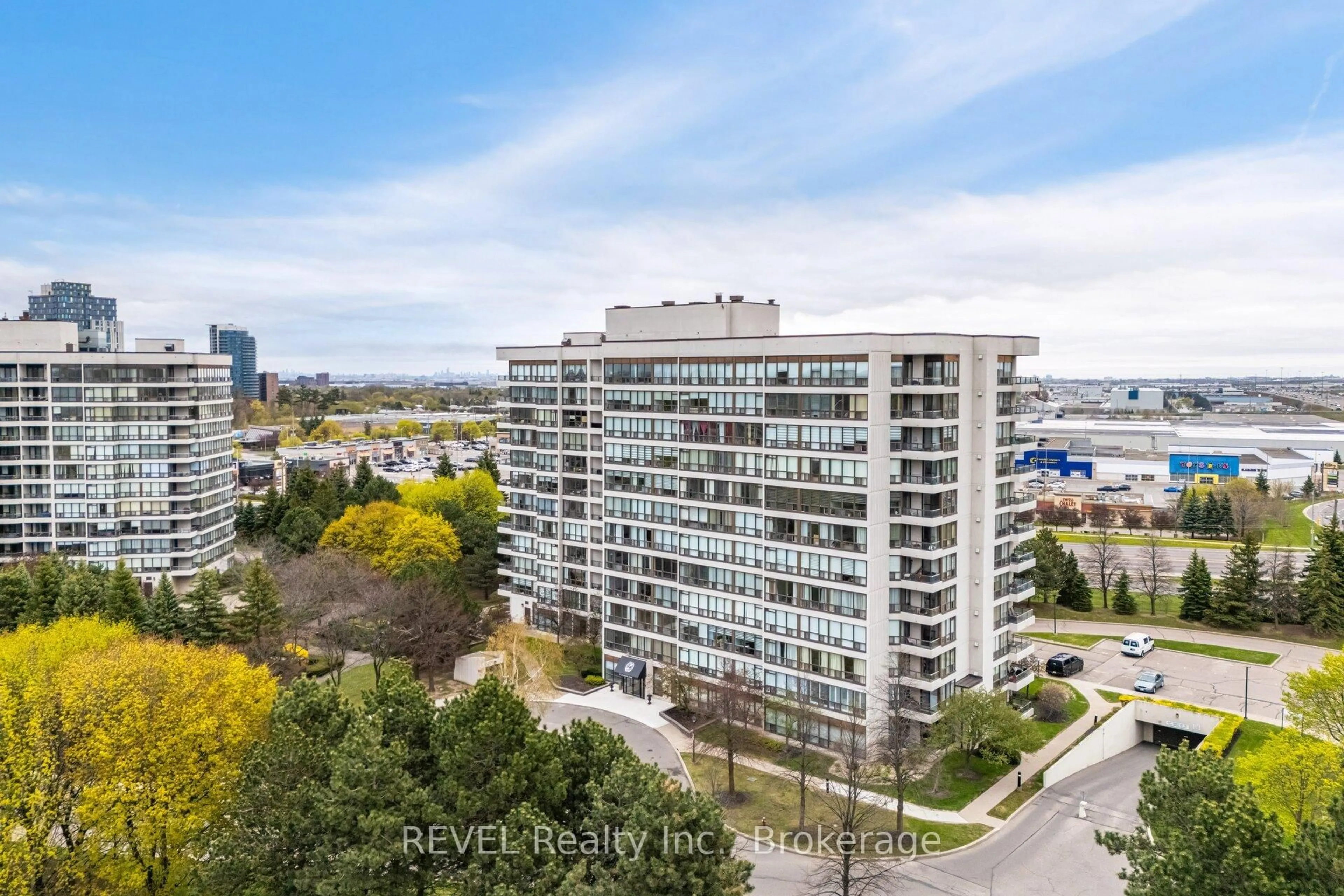 A pic from outside/outdoor area/front of a property/back of a property/a pic from drone, city buildings view from balcony for 12 Laurelcrest St #803, Brampton Ontario L6S 5Y4