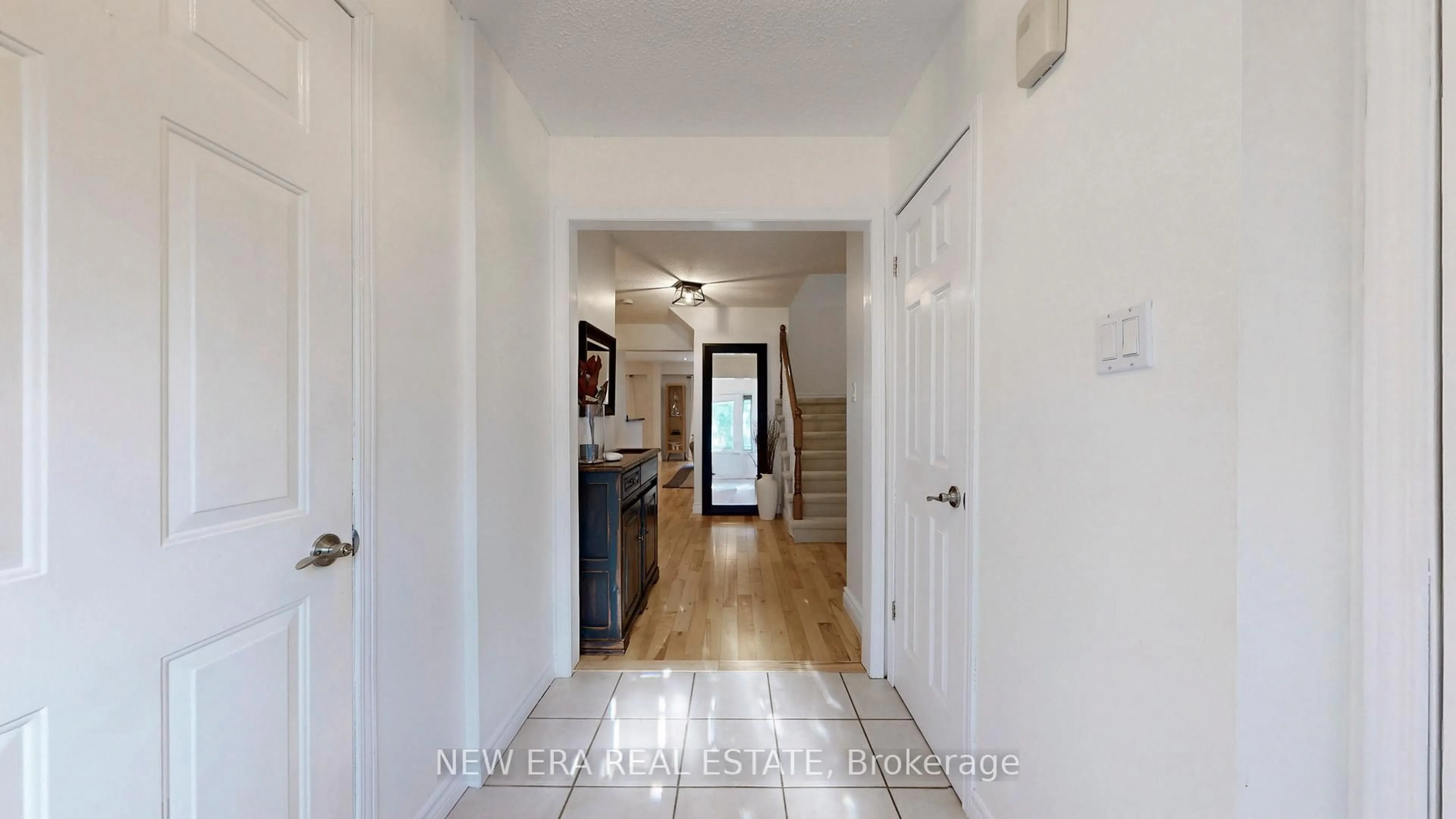 Indoor entryway for 1418 Jefferson Cres, Oakville Ontario L6H 3G6