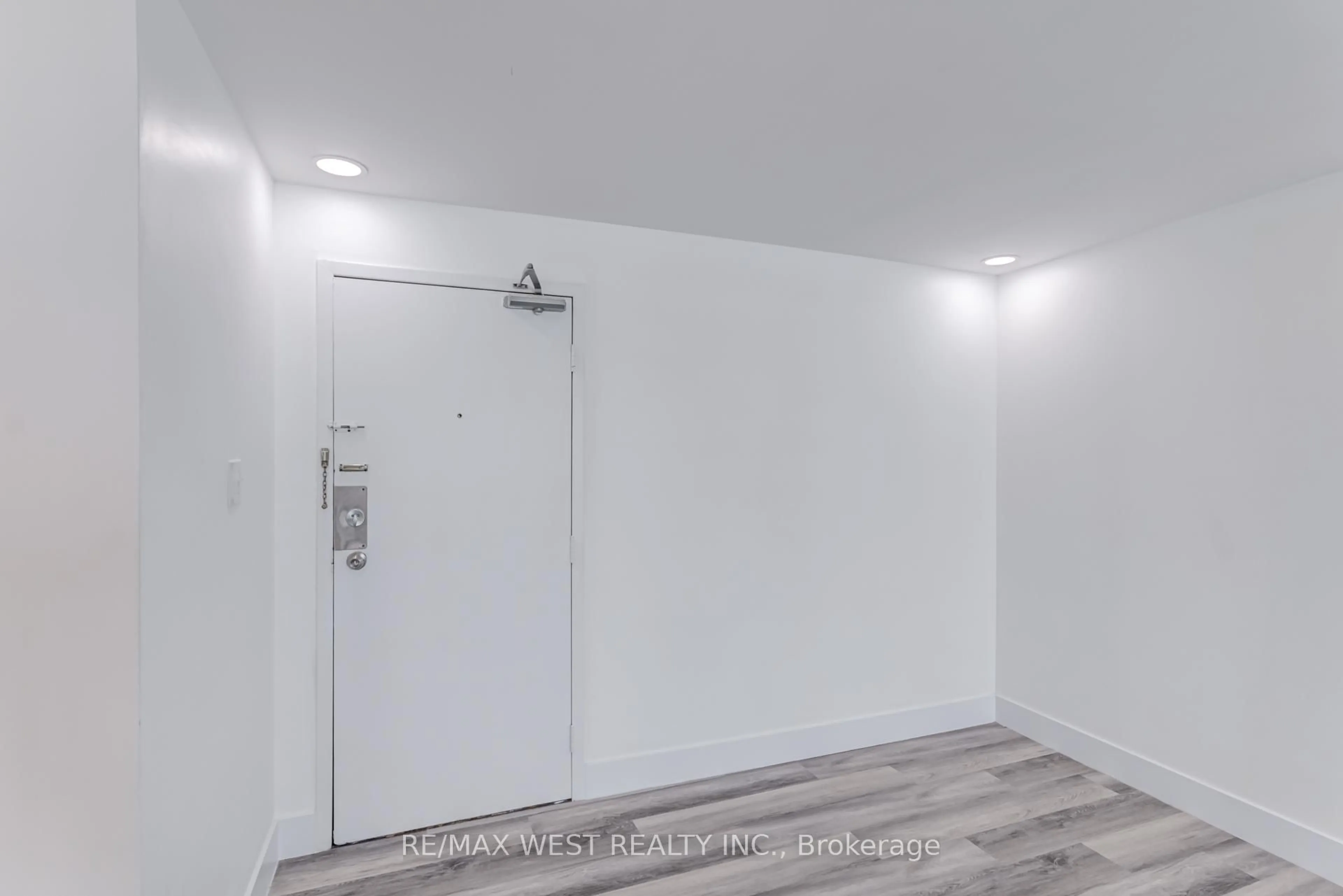 Indoor entryway for 390 Dixon Rd #1013, Toronto Ontario M9R 1T4