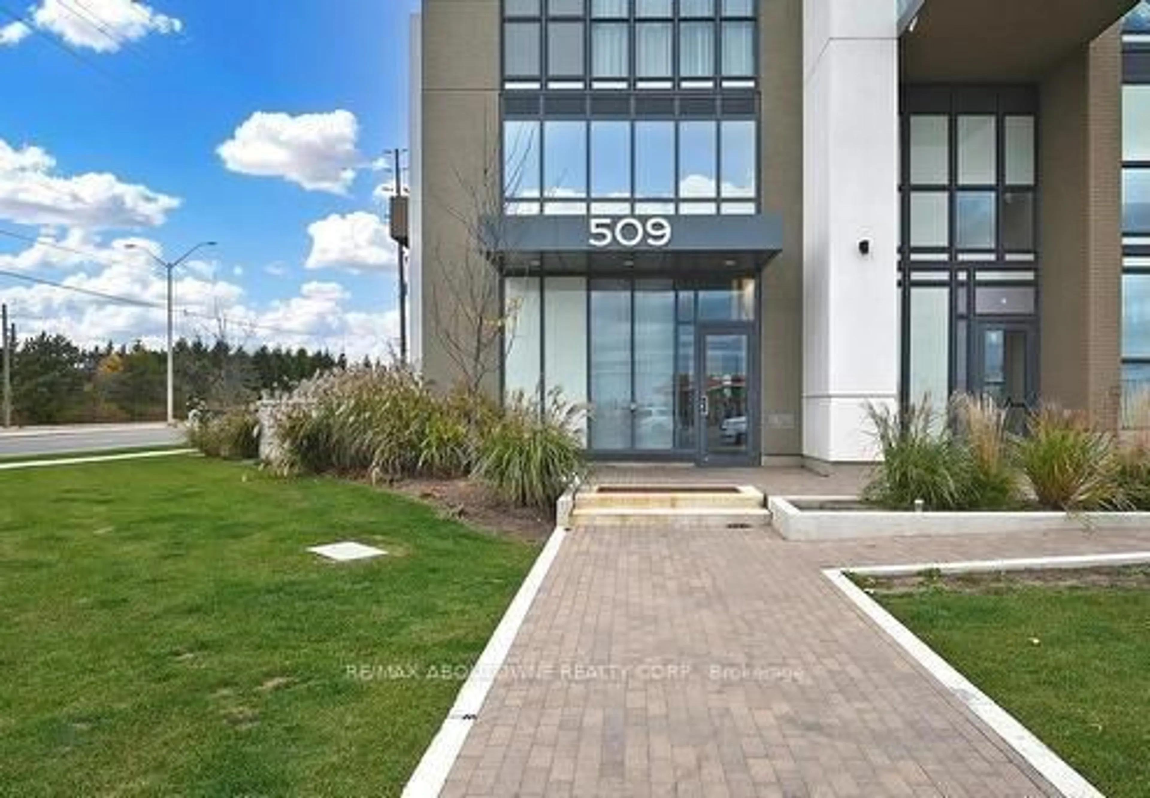 Indoor foyer for 509 Dundas St #219, Oakville Ontario L6M 4M2