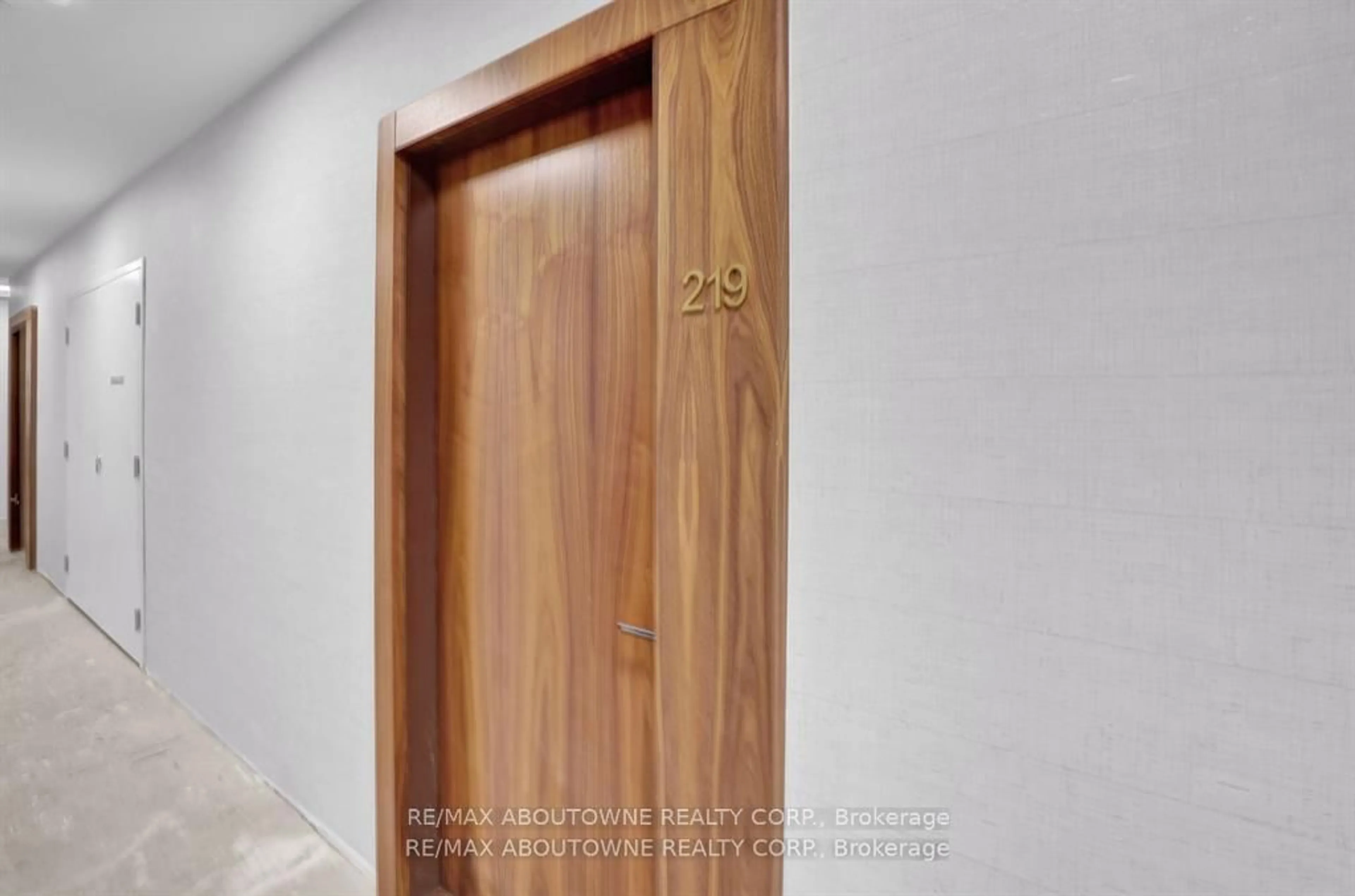 Indoor foyer for 509 Dundas St #219, Oakville Ontario L6M 4M2