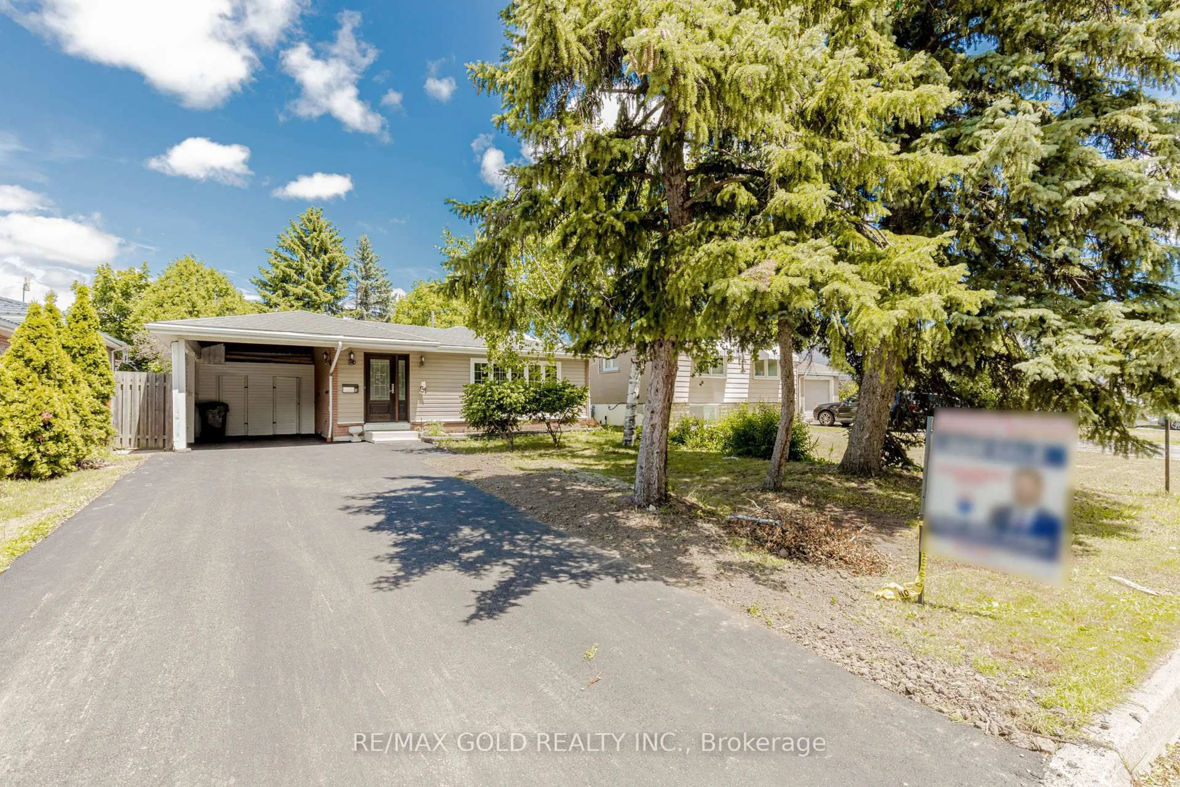 A pic from outside/outdoor area/front of a property/back of a property/a pic from drone, street for 31 Braemar Dr, Brampton Ontario L6T 2L5