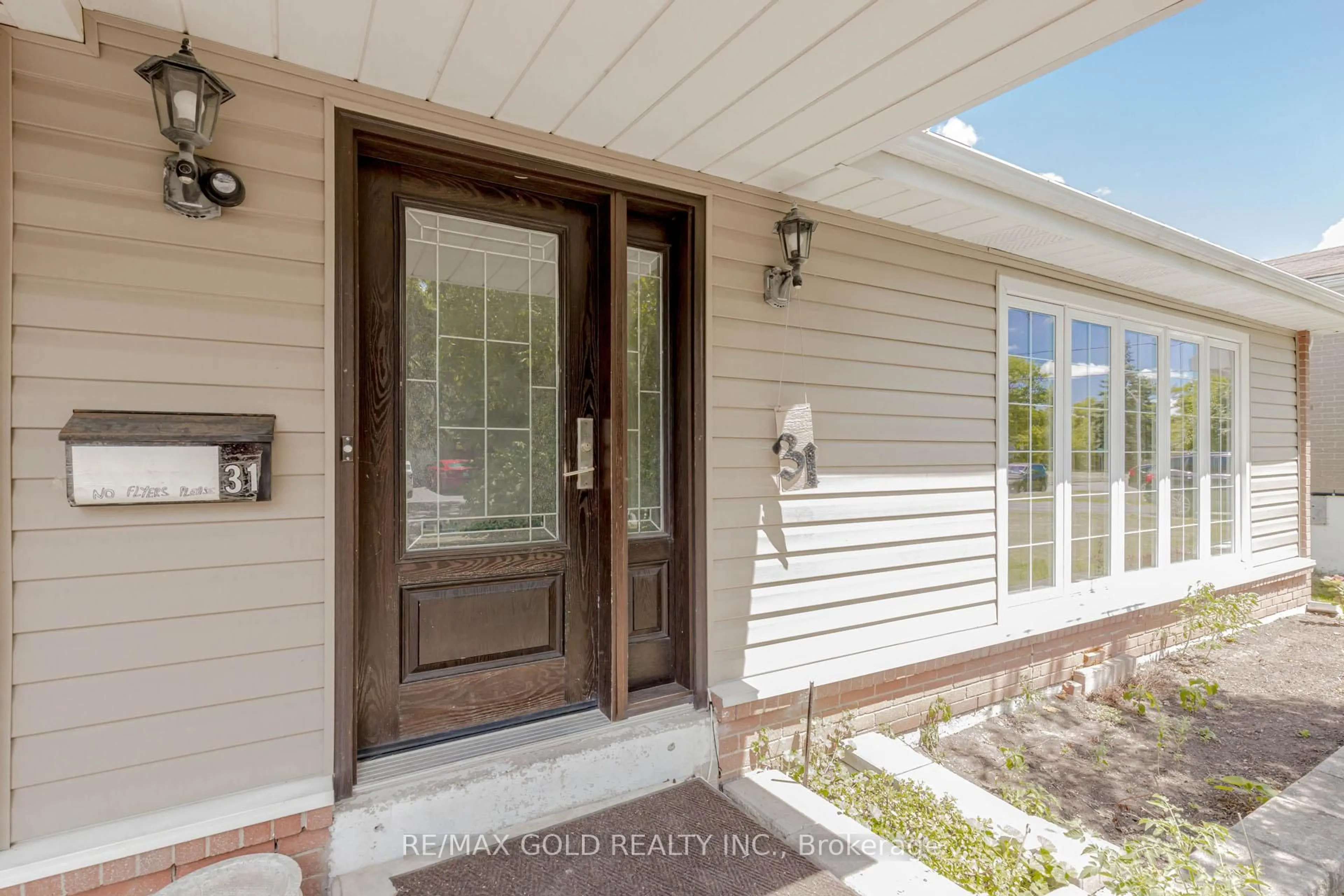 Indoor entryway for 31 Braemar Dr, Brampton Ontario L6T 2L5