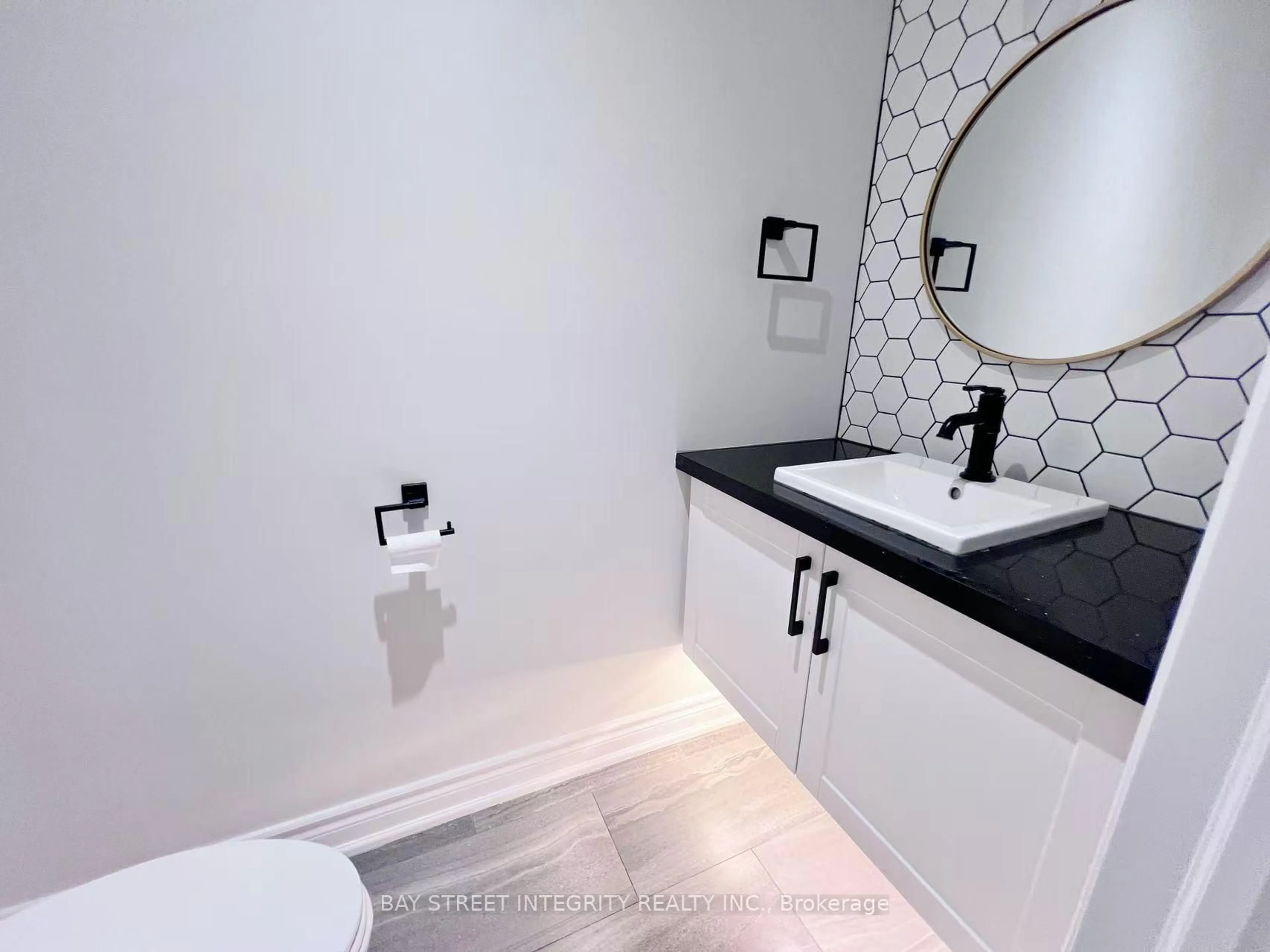Contemporary bathroom, ceramic/tile floor for 4073 Pavillion Crt, Mississauga Ontario L5B 2V9