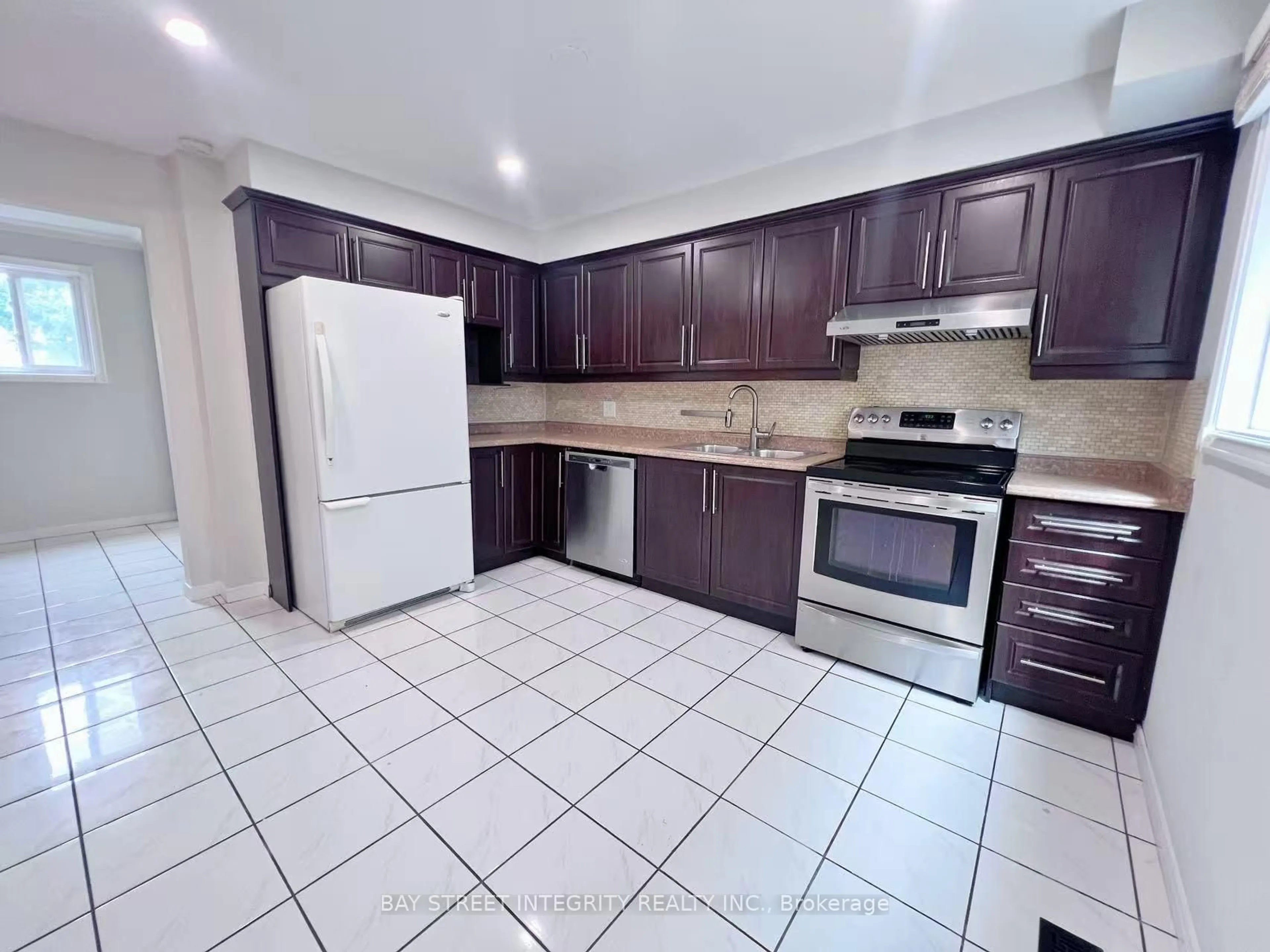 Standard kitchen, ceramic/tile floor for 4073 Pavillion Crt, Mississauga Ontario L5B 2V9
