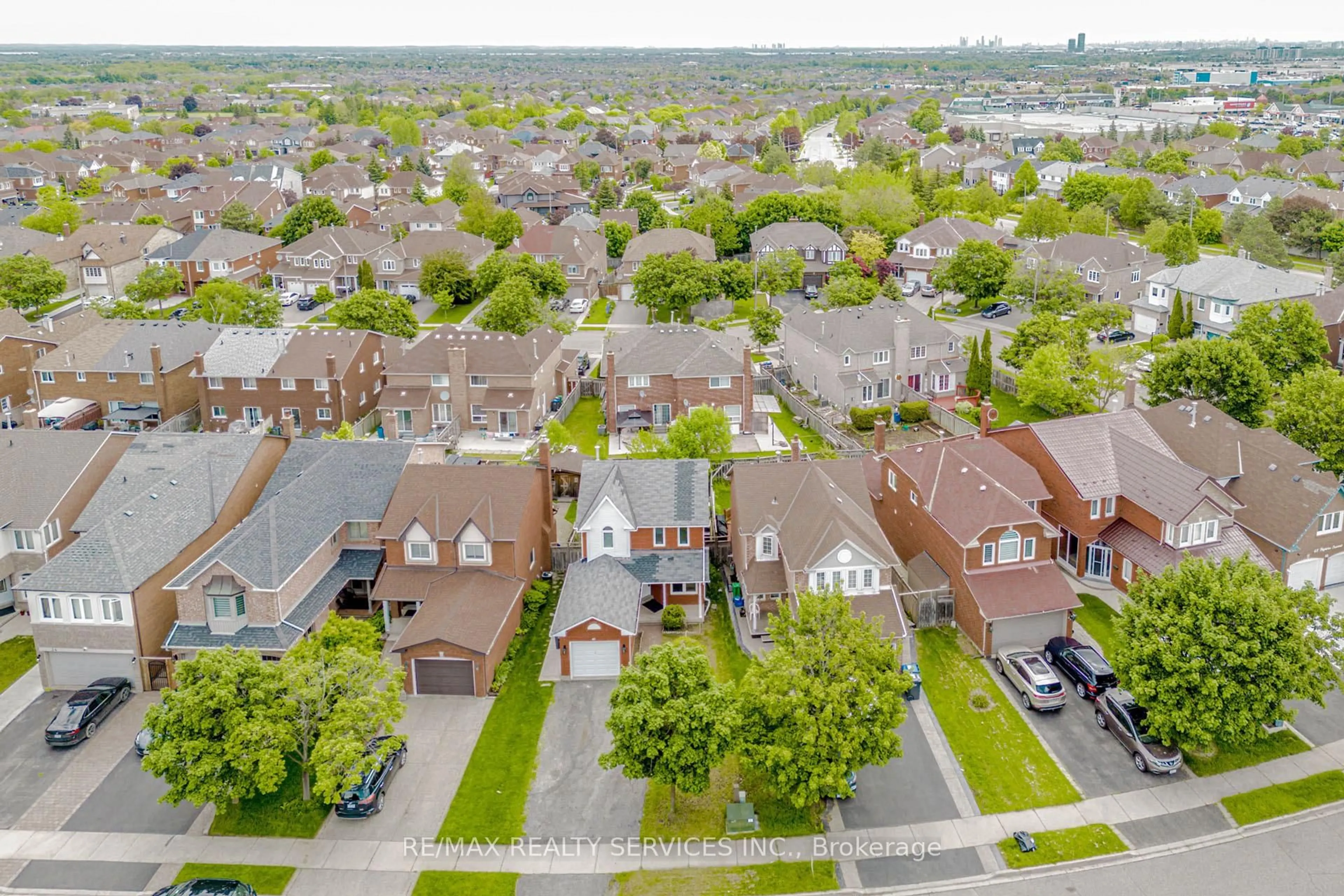 A pic from outside/outdoor area/front of a property/back of a property/a pic from drone, street for 40 Bighorn Cres, Brampton Ontario L6R 1G5