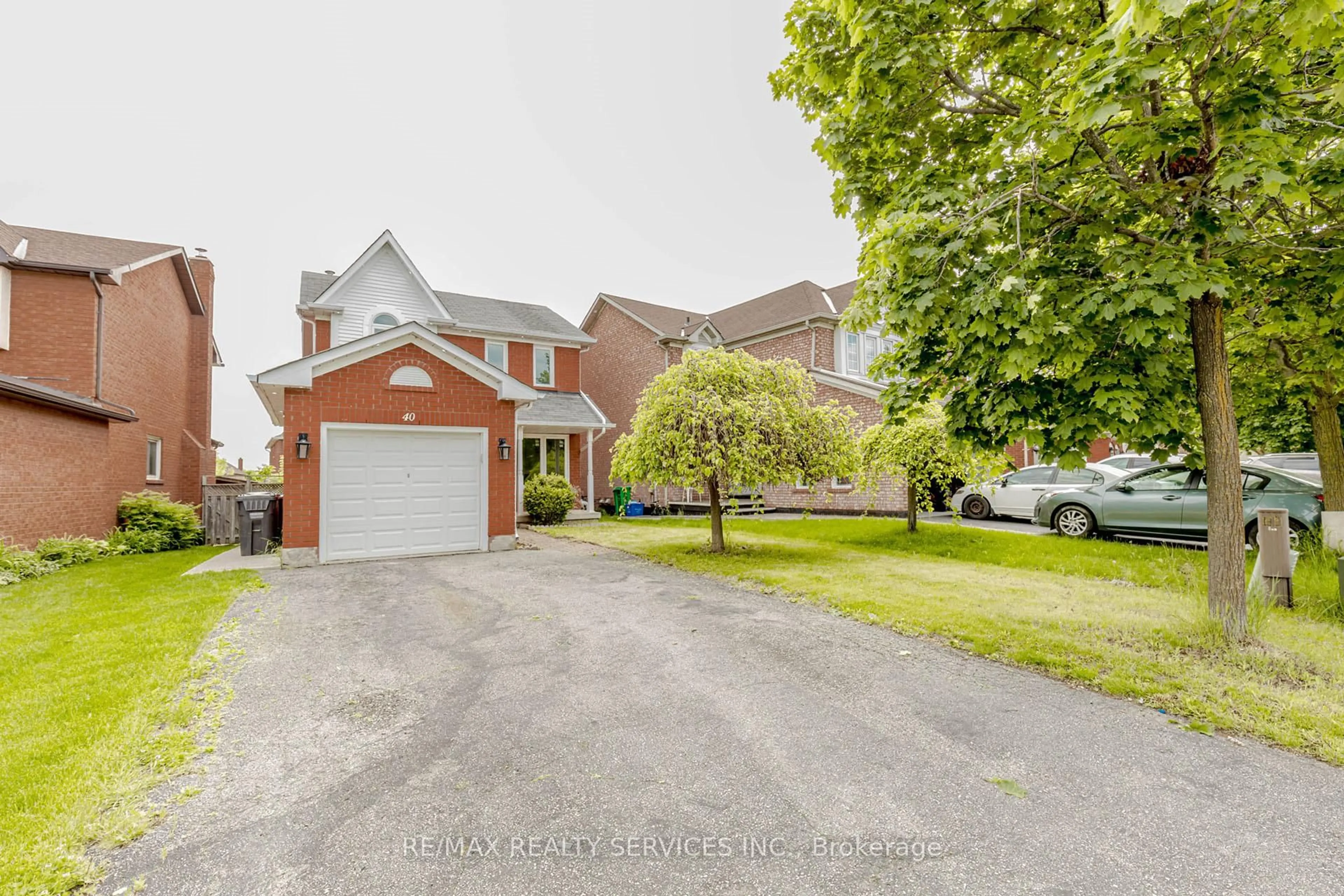A pic from outside/outdoor area/front of a property/back of a property/a pic from drone, street for 40 Bighorn Cres, Brampton Ontario L6R 1G5