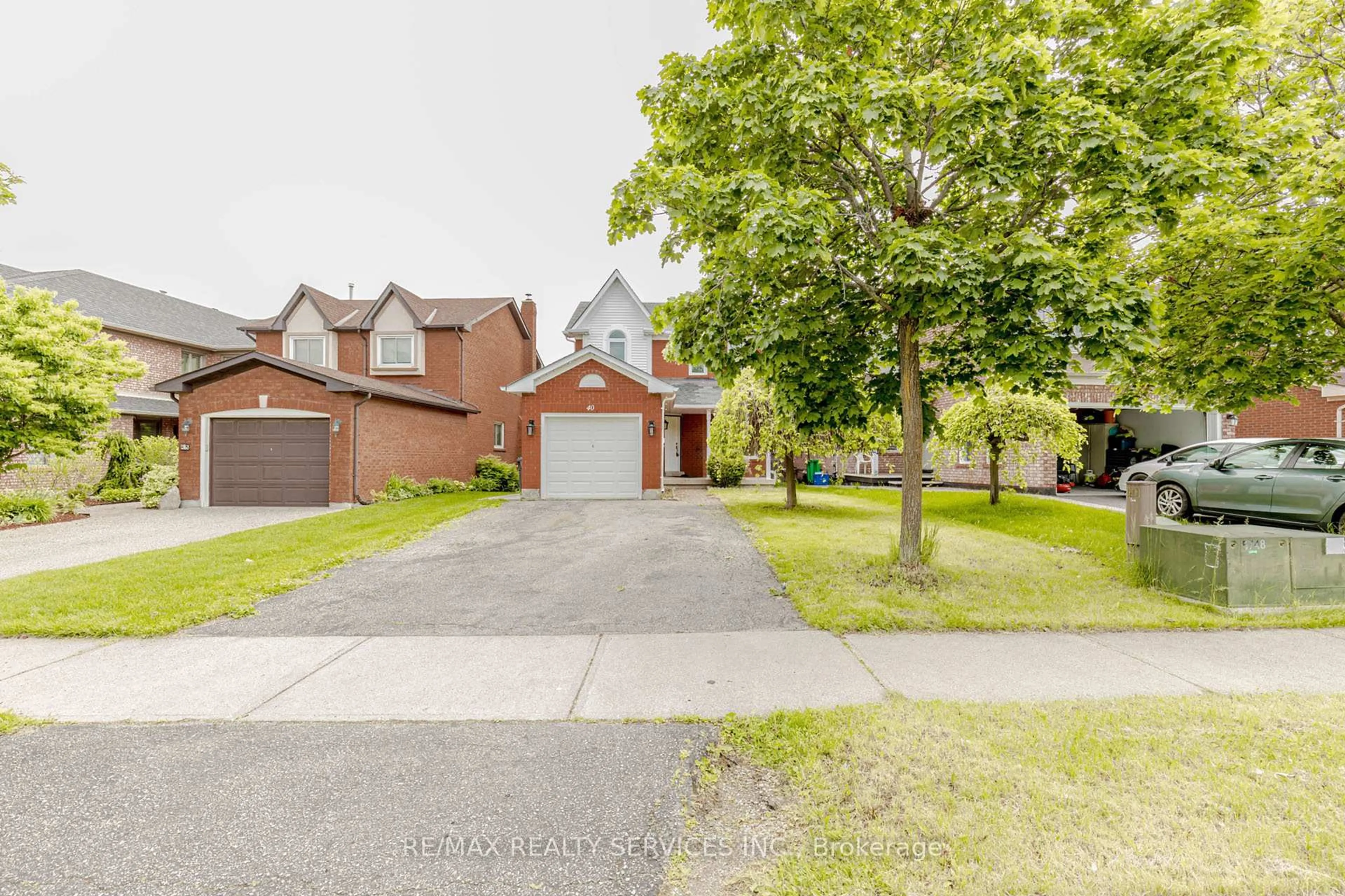 A pic from outside/outdoor area/front of a property/back of a property/a pic from drone, street for 40 Bighorn Cres, Brampton Ontario L6R 1G5