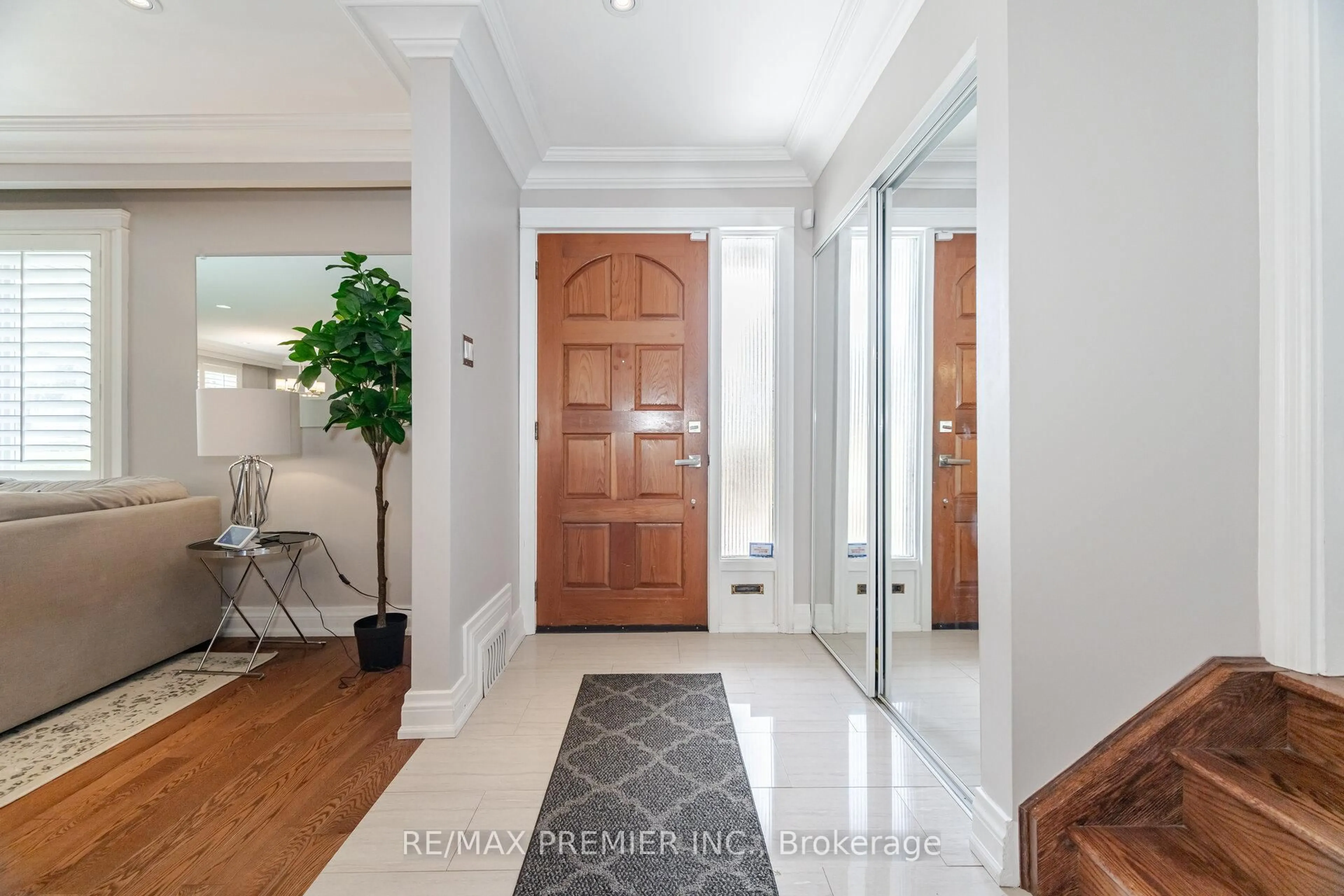 Indoor entryway for 60 Deevale Rd, Toronto Ontario M3M 1Z5
