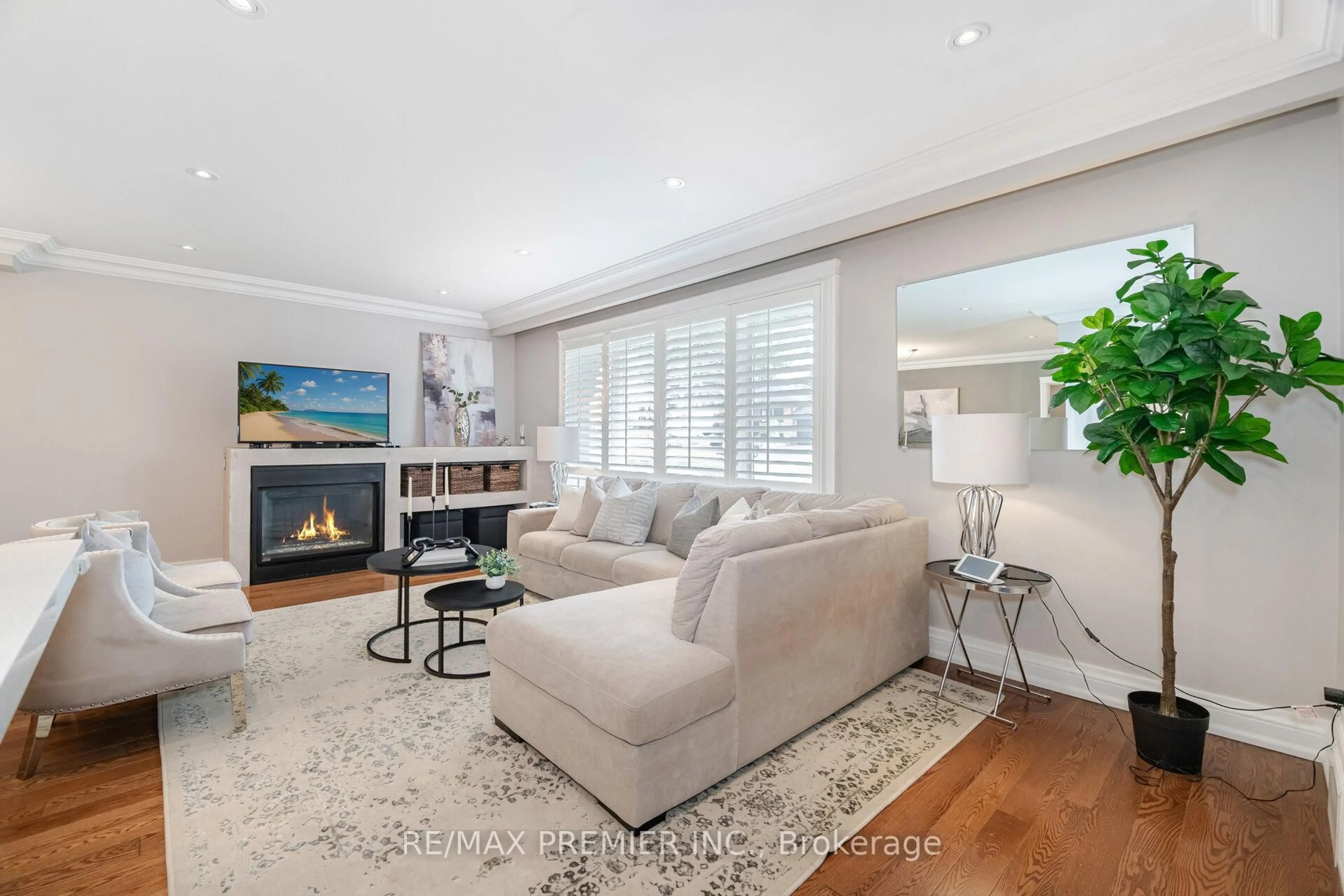 Living room with furniture, unknown for 60 Deevale Rd, Toronto Ontario M3M 1Z5