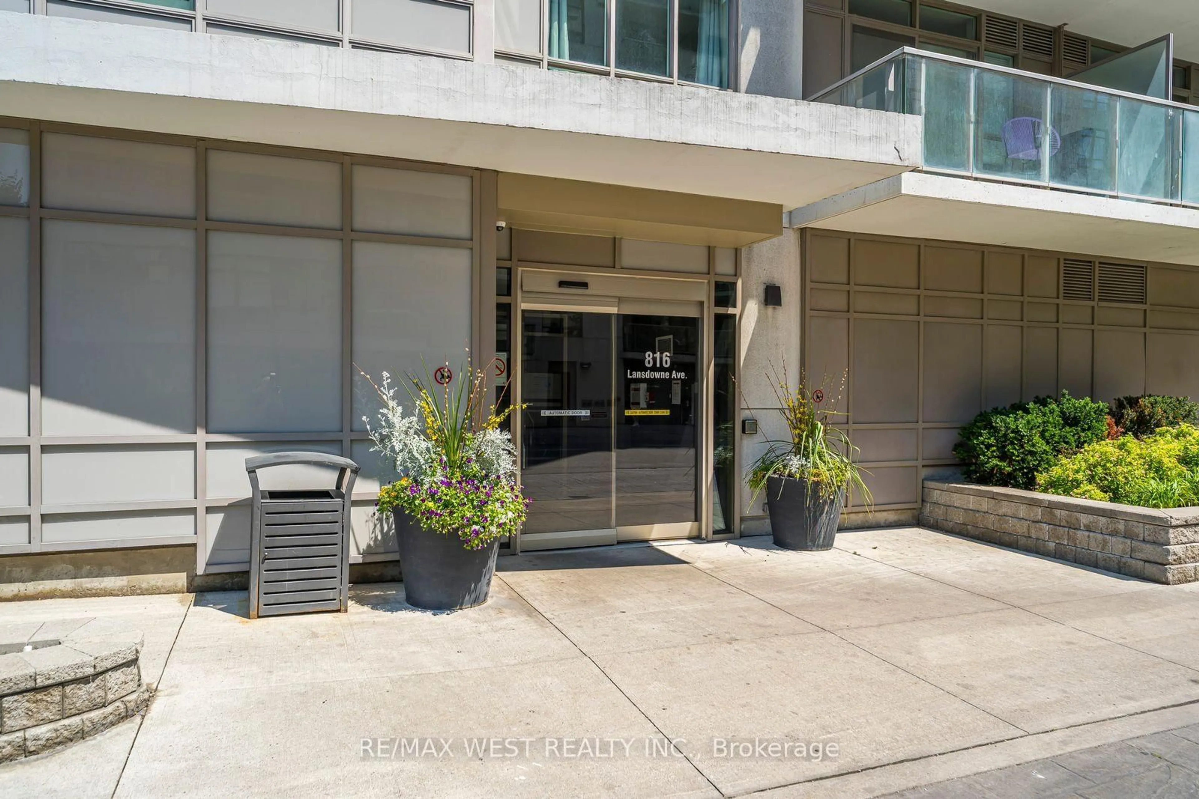 Indoor foyer for 816 Lansdowne Ave #209, Toronto Ontario M6H 4K6