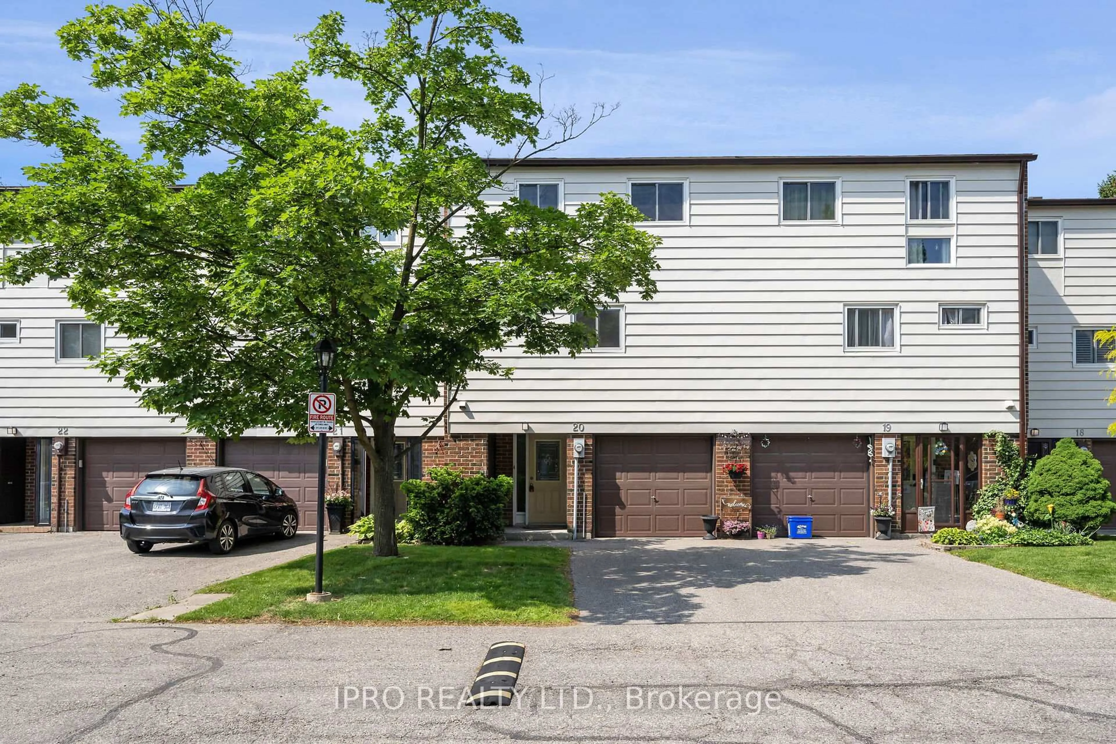 A pic from outside/outdoor area/front of a property/back of a property/a pic from drone, street for 550 Childs Dr #20, Milton Ontario L9T 3P3