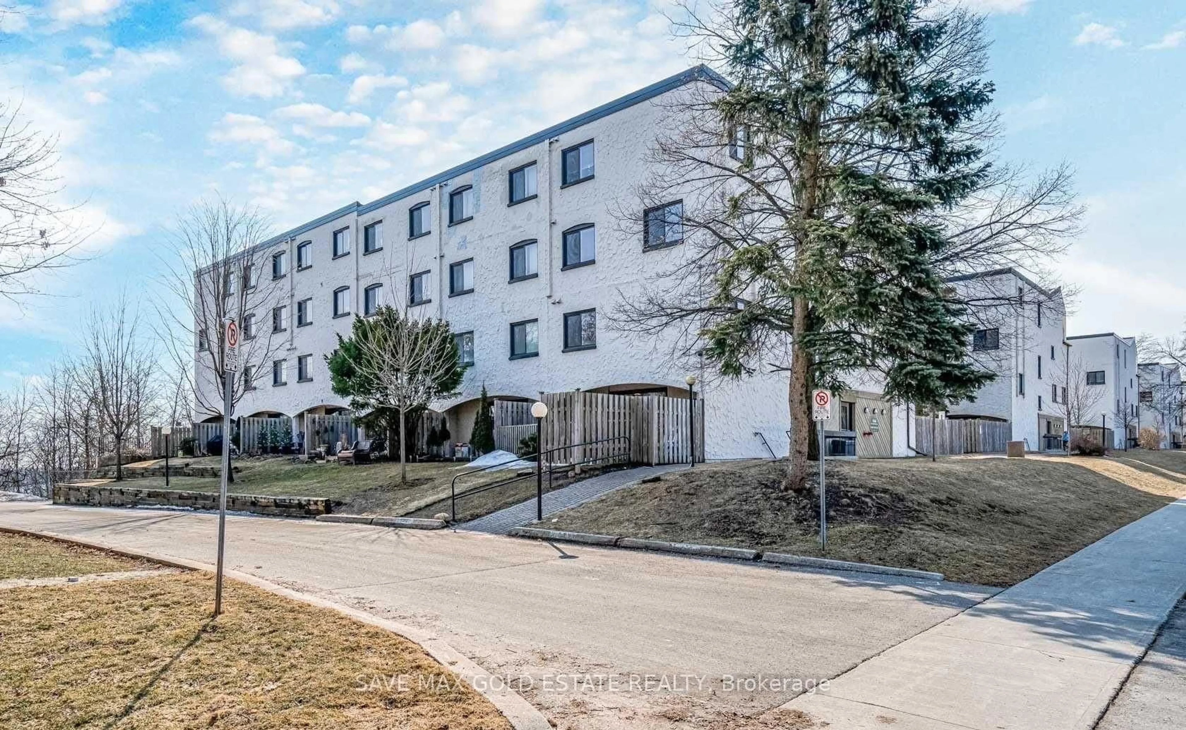 A pic from outside/outdoor area/front of a property/back of a property/a pic from drone, unknown for 1066 FALGARWOOD Dr #165, Oakville Ontario L6H 2P3