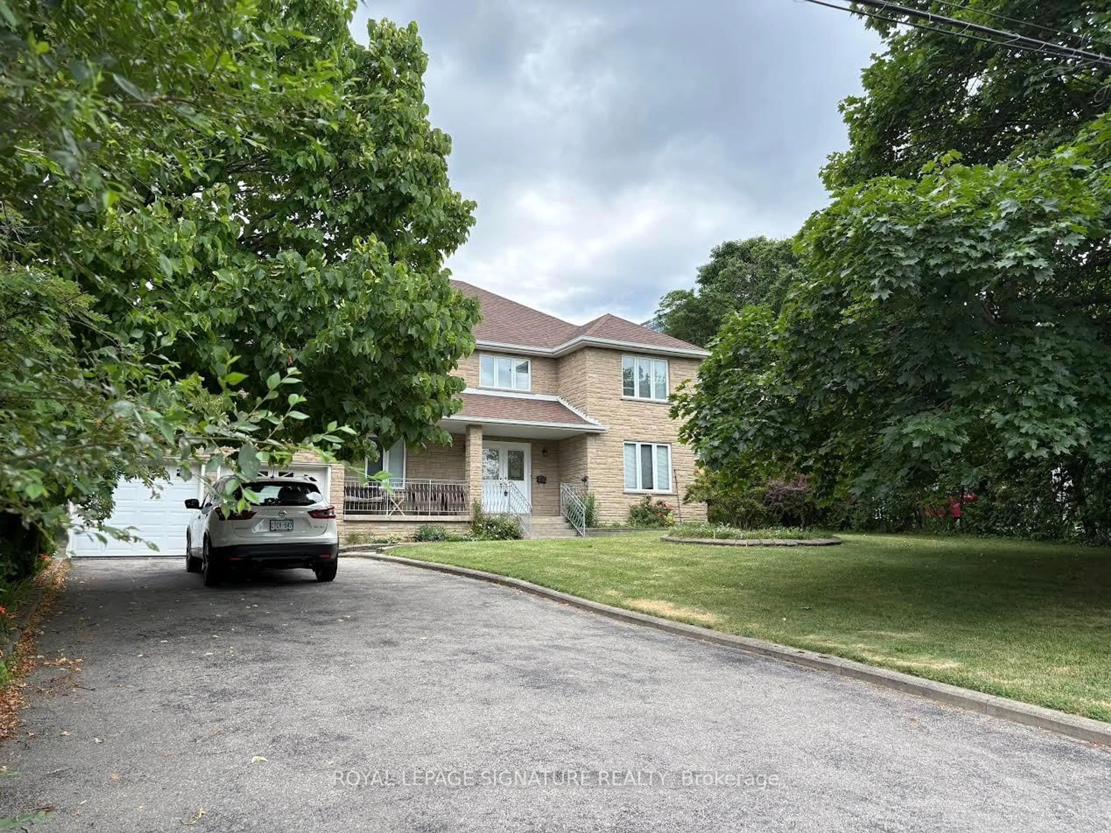 A pic from outside/outdoor area/front of a property/back of a property/a pic from drone, street for 4097 Hickory Dr, Mississauga Ontario L4W 1L1