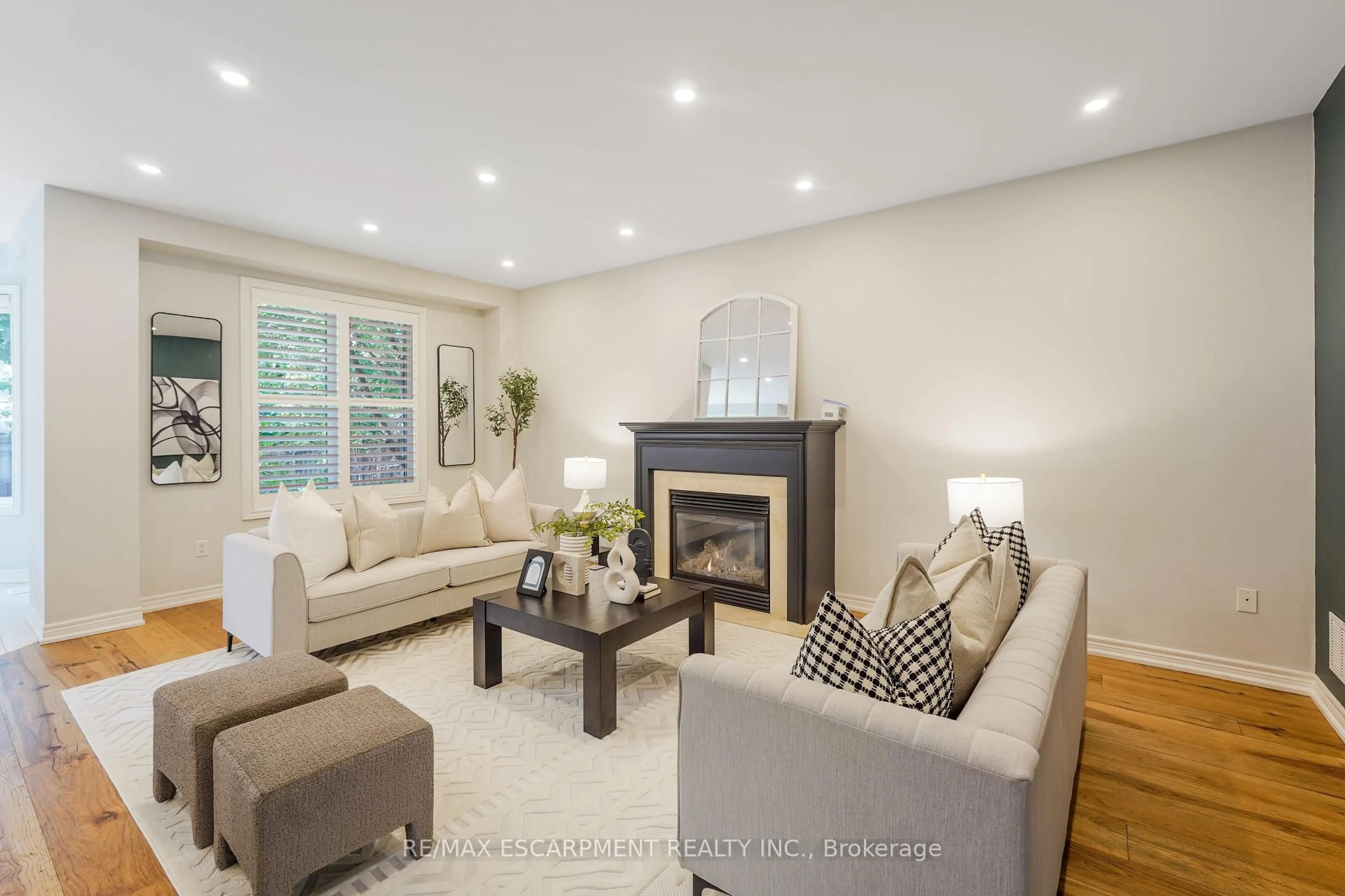 Living room with furniture, unknown for 2314 Kwinter Rd, Oakville Ontario L6M 0H3