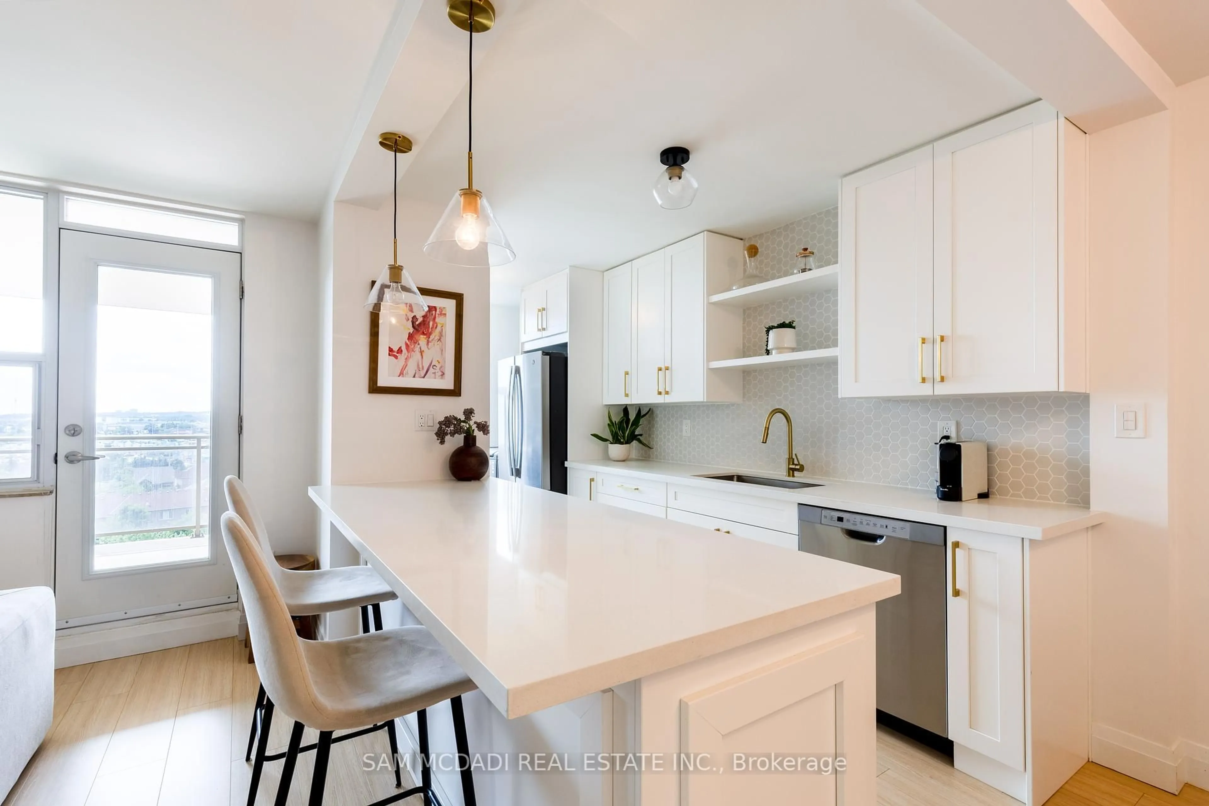 Open concept kitchen, ceramic/tile floor for 966 Inverhouse Dr #1001, Mississauga Ontario L5J 4B6