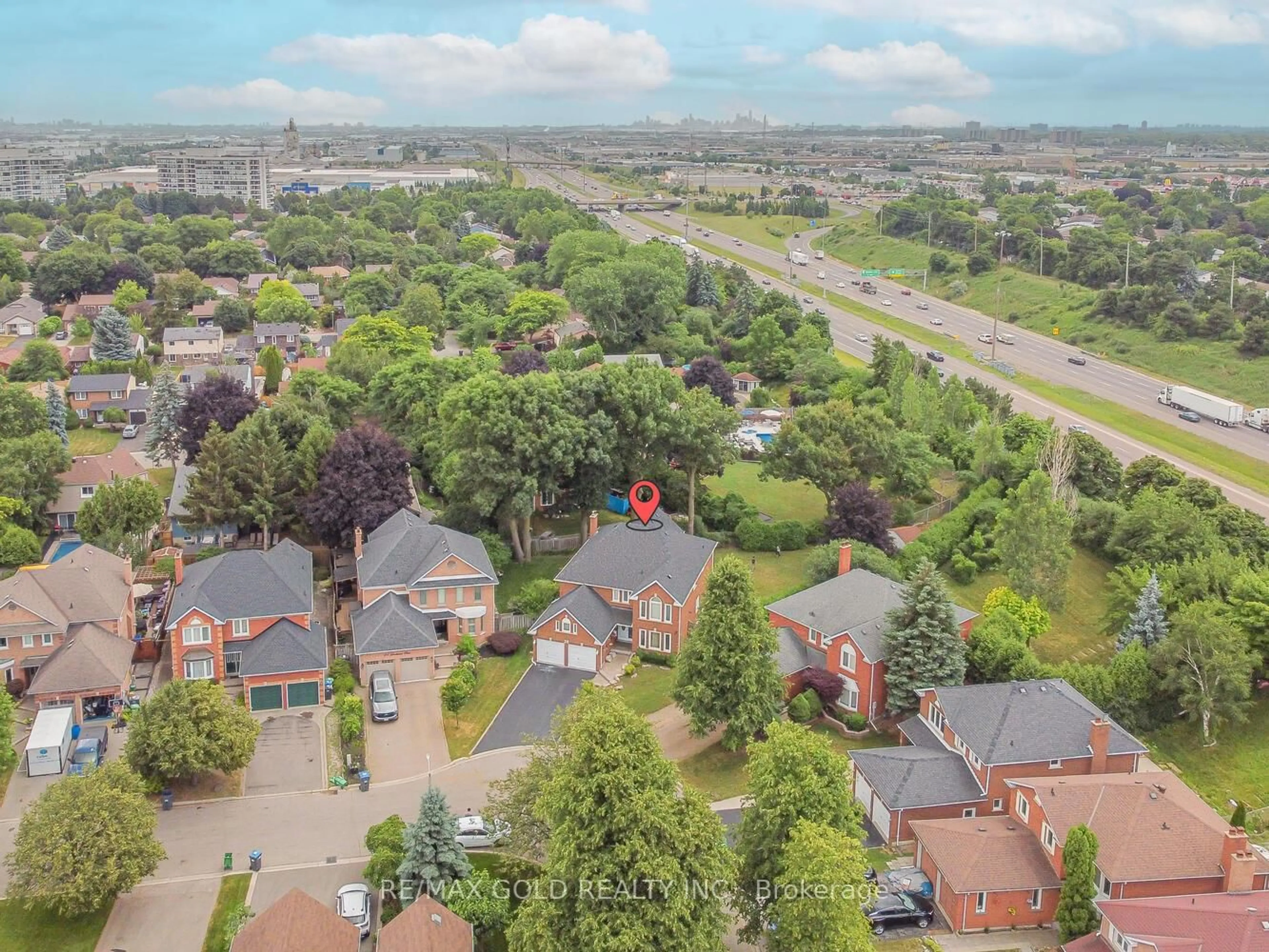 A pic from outside/outdoor area/front of a property/back of a property/a pic from drone, unknown for 26 Larchwood Pl, Brampton Ontario L6S 5V3