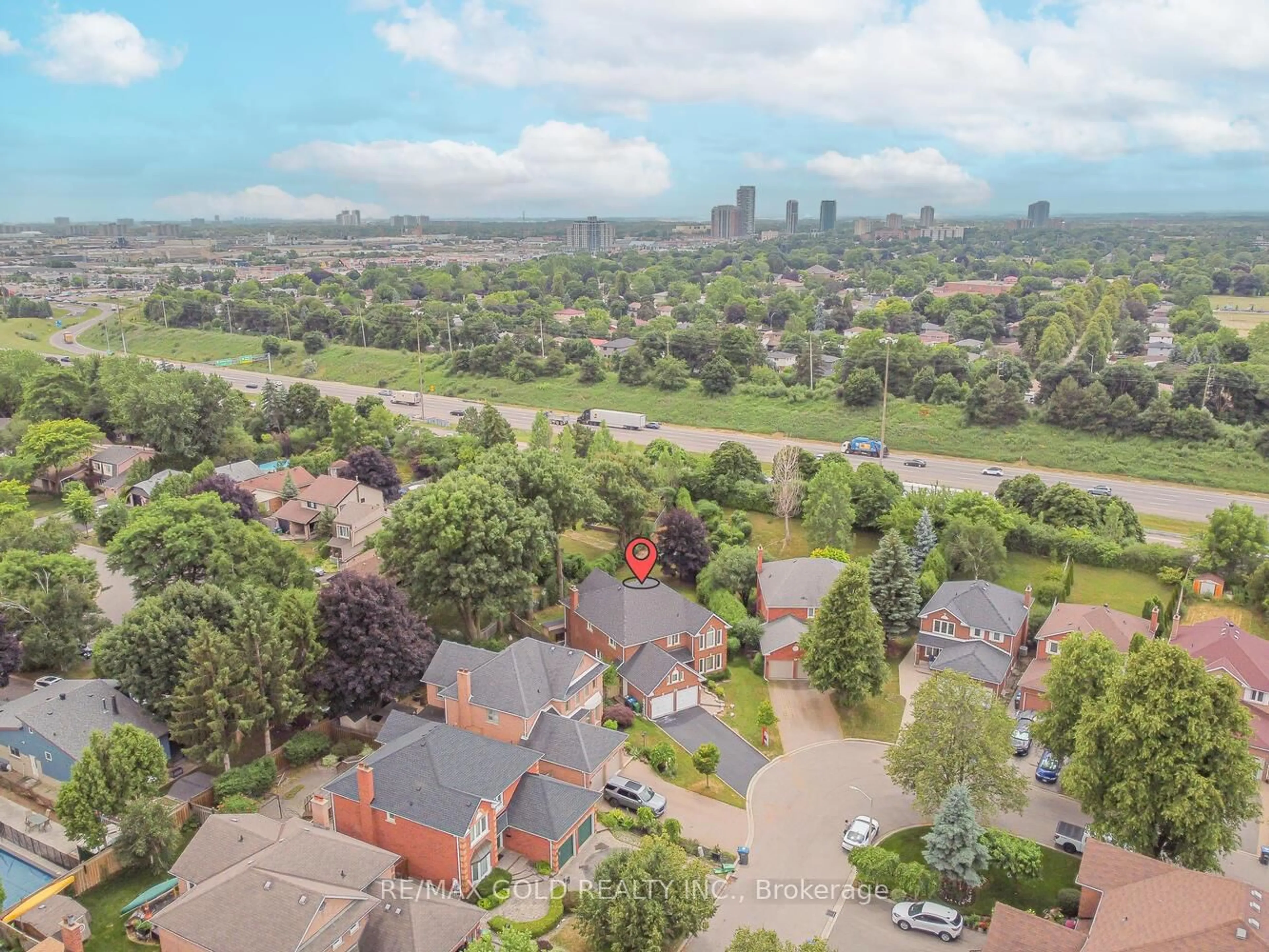 A pic from outside/outdoor area/front of a property/back of a property/a pic from drone, city buildings view from balcony for 26 Larchwood Pl, Brampton Ontario L6S 5V3