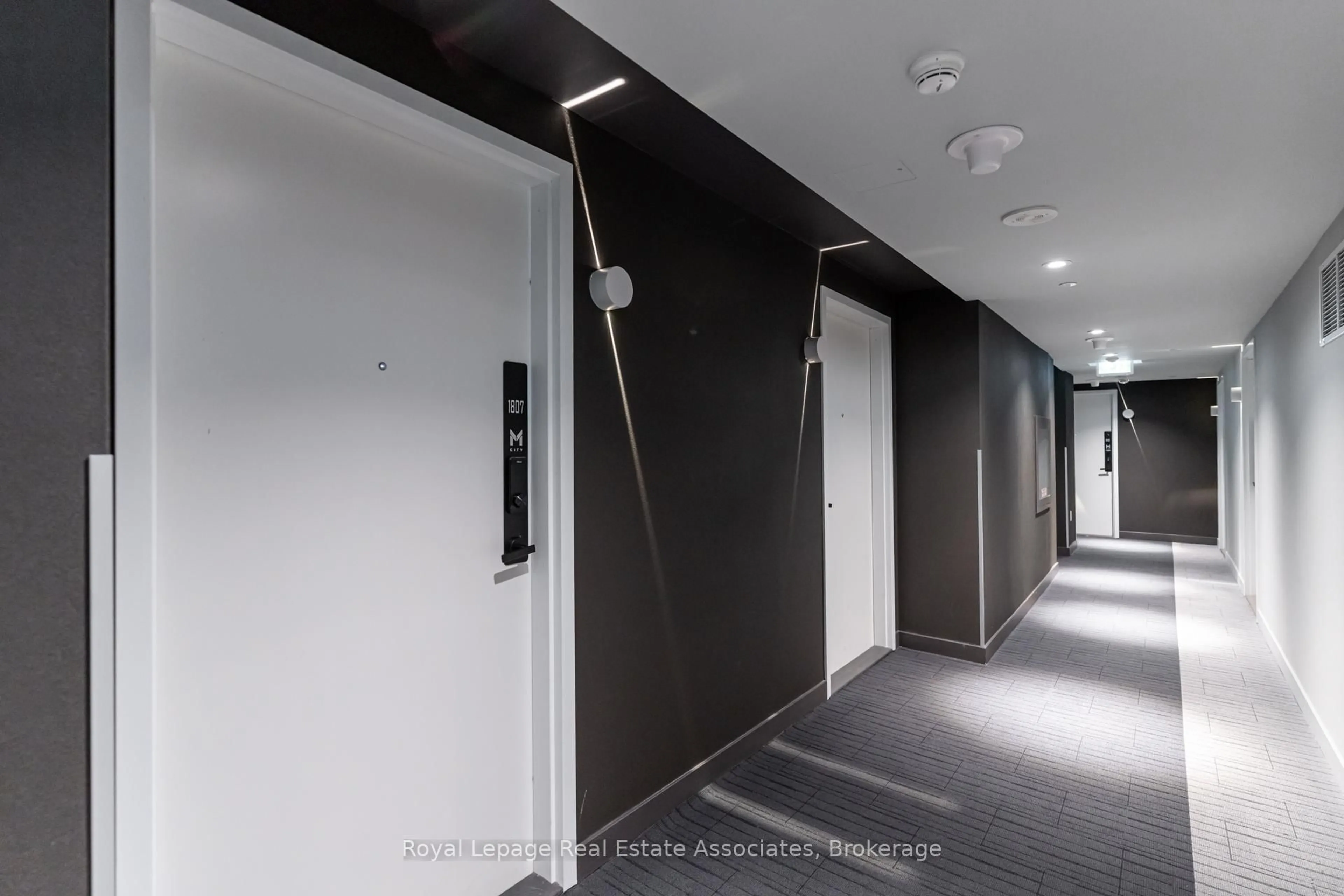 Indoor foyer for 3883 Quartz Rd #1807, Mississauga Ontario L5B 0M4