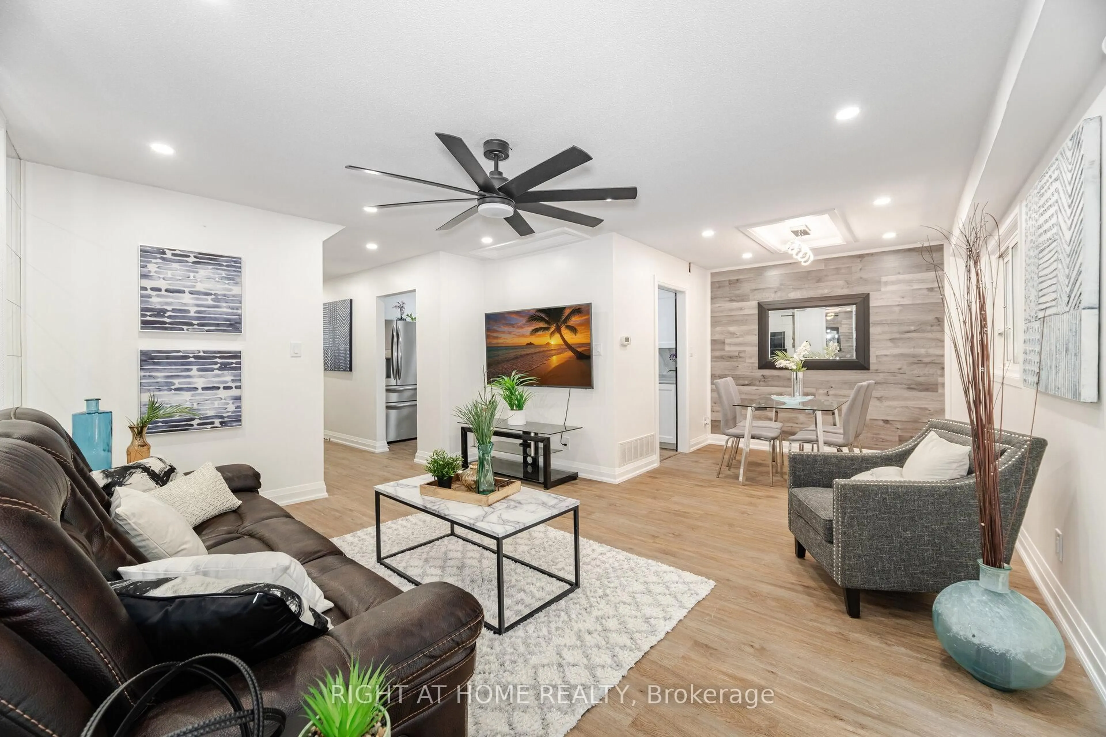 Living room with furniture, wood/laminate floor for 6240 Montevideo Rd #40, Mississauga Ontario L5N 2N7