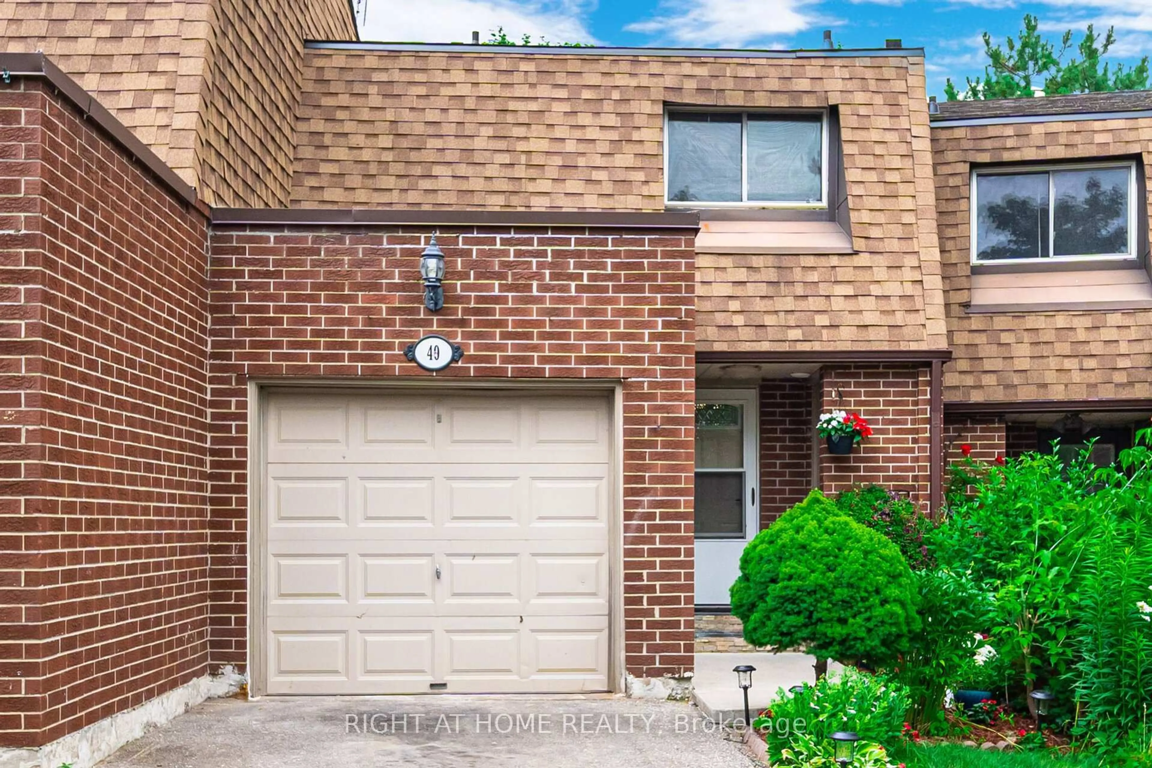 Home with brick exterior material, street for 6240 Montevideo Rd #40, Mississauga Ontario L5N 2N7