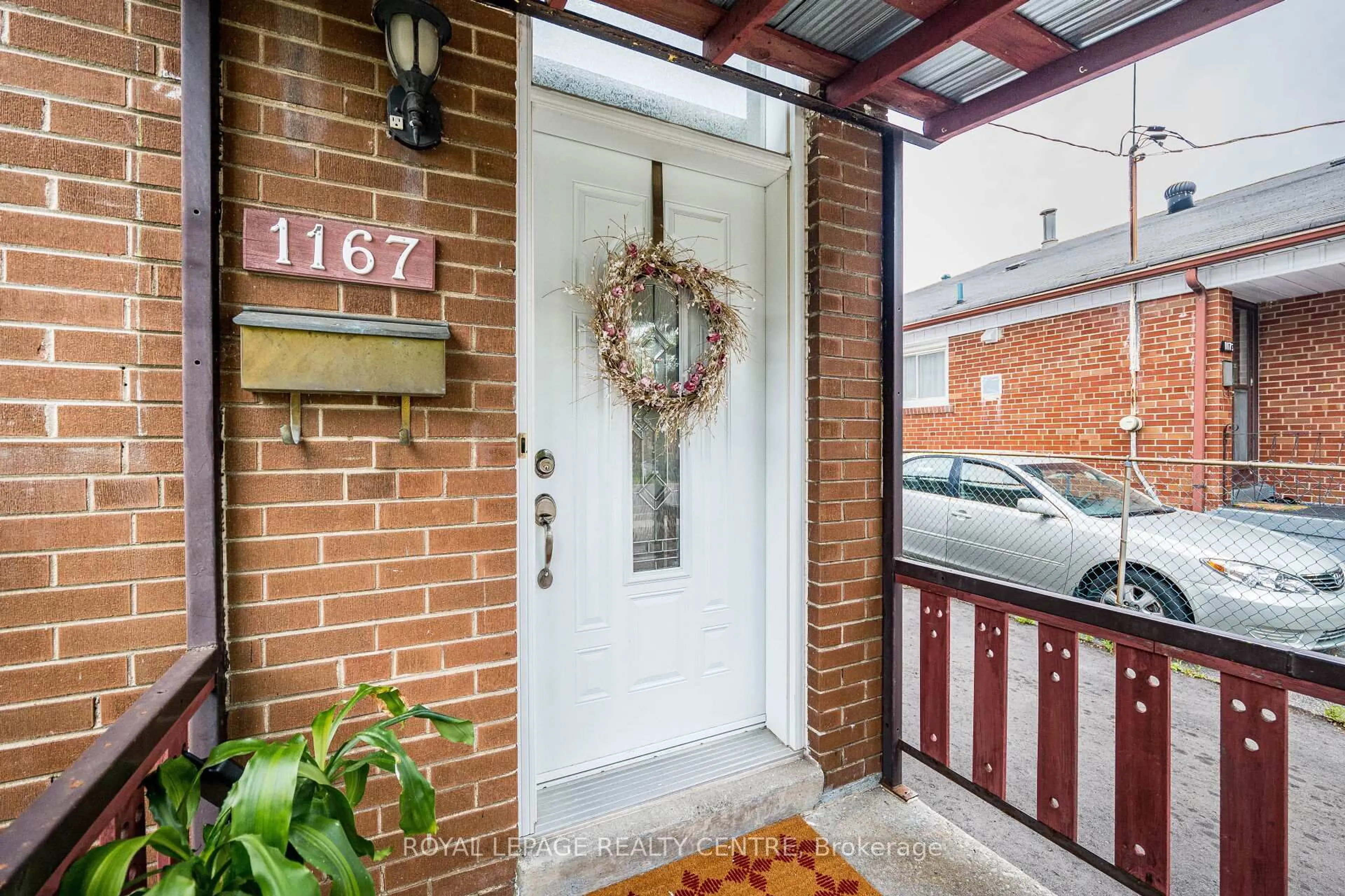 Indoor entryway for 1167 Flagship Dr, Mississauga Ontario L4Y 2K3
