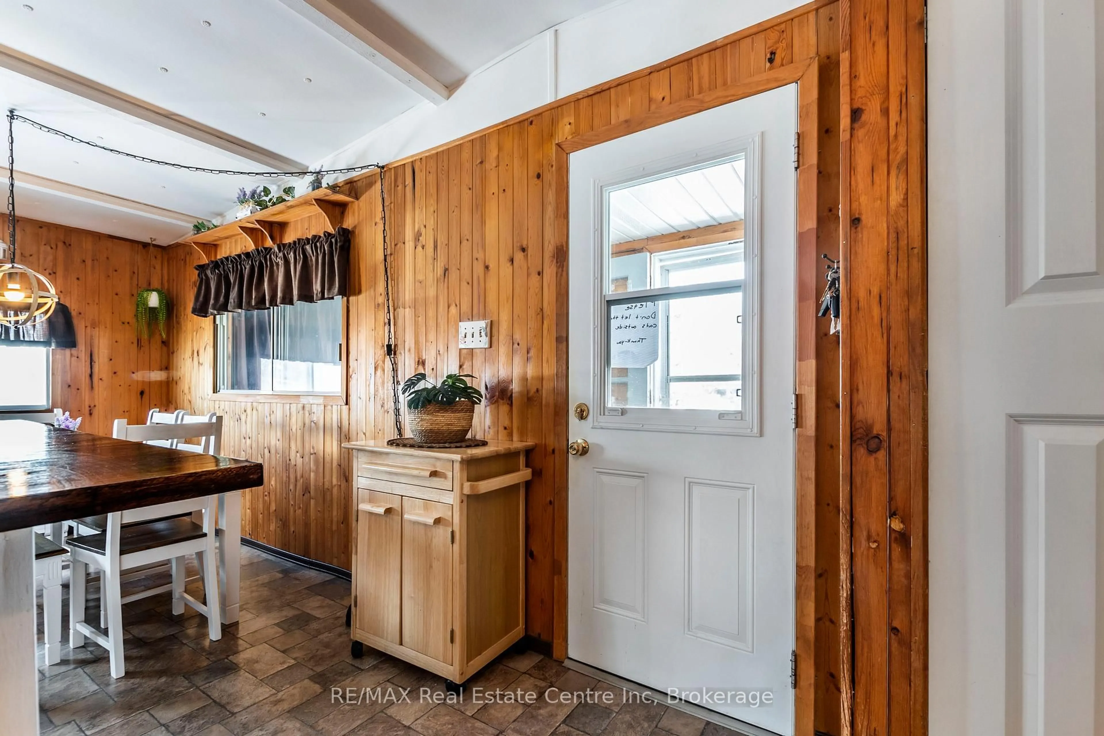 Indoor entryway for 9034 Guelph Junction Rd, Milton Ontario L0P 1B0