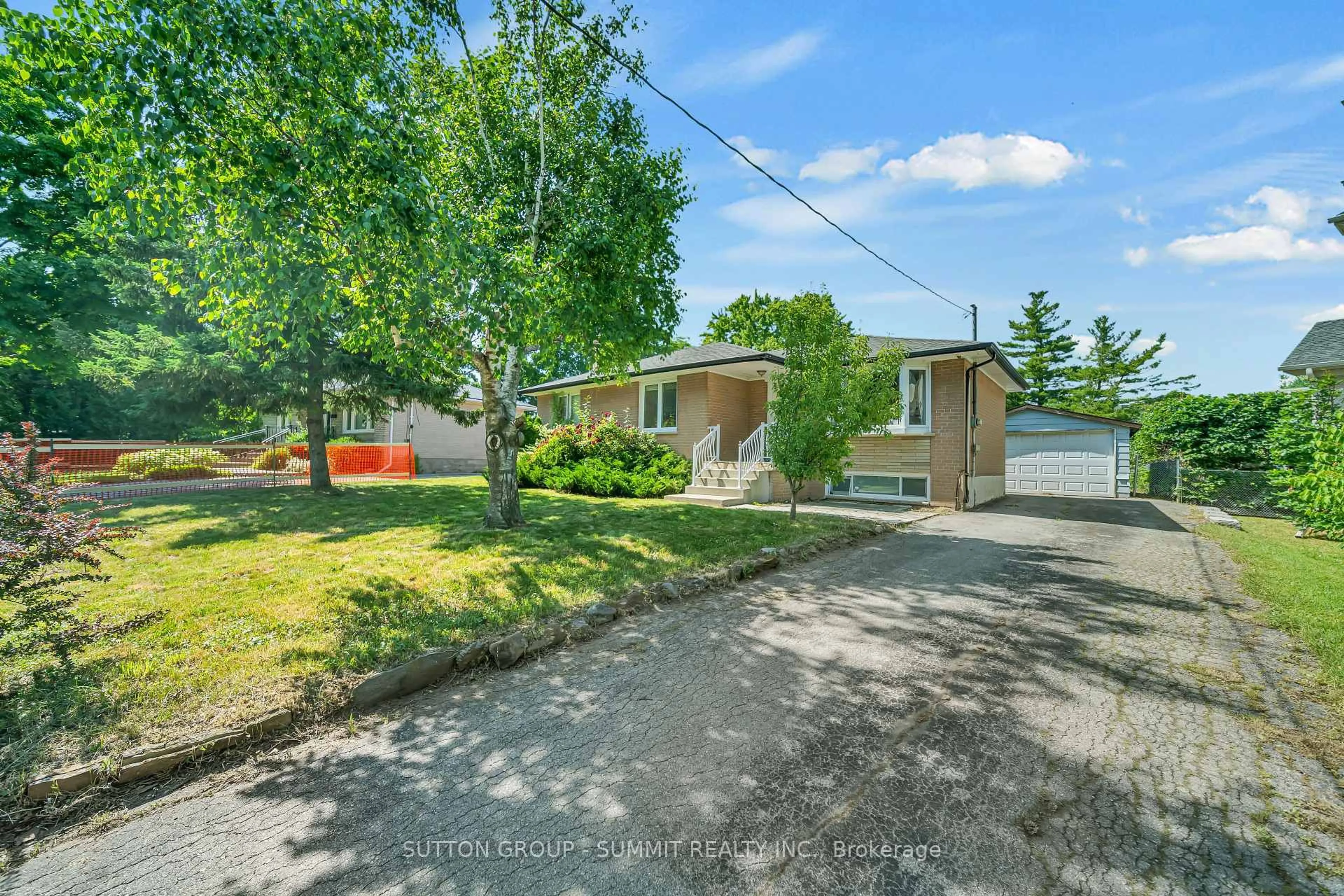 A pic from outside/outdoor area/front of a property/back of a property/a pic from drone, street for 465 SEATON Dr, Oakville Ontario L6L 3Y3