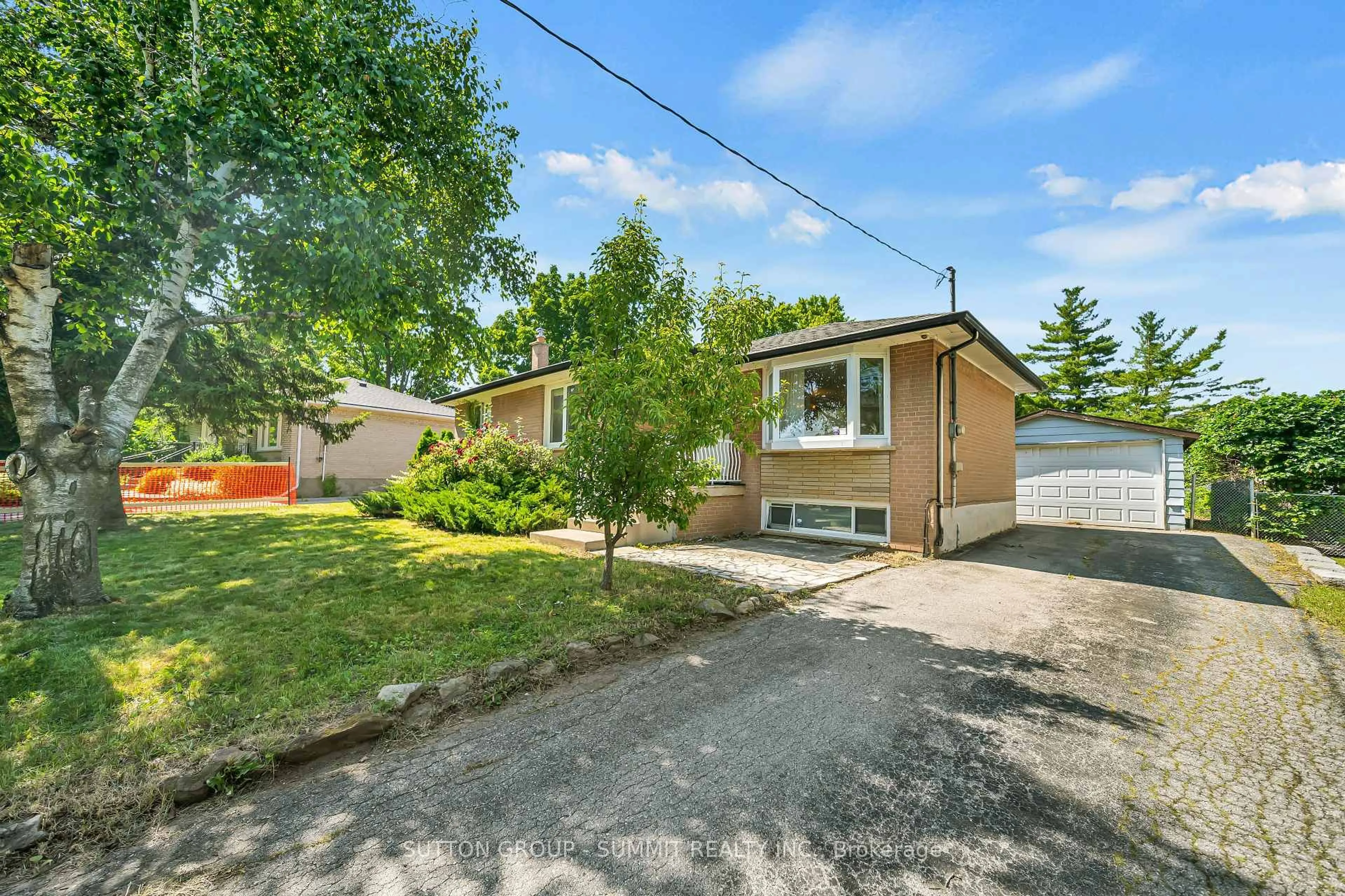 A pic from outside/outdoor area/front of a property/back of a property/a pic from drone, street for 465 SEATON Dr, Oakville Ontario L6L 3Y3
