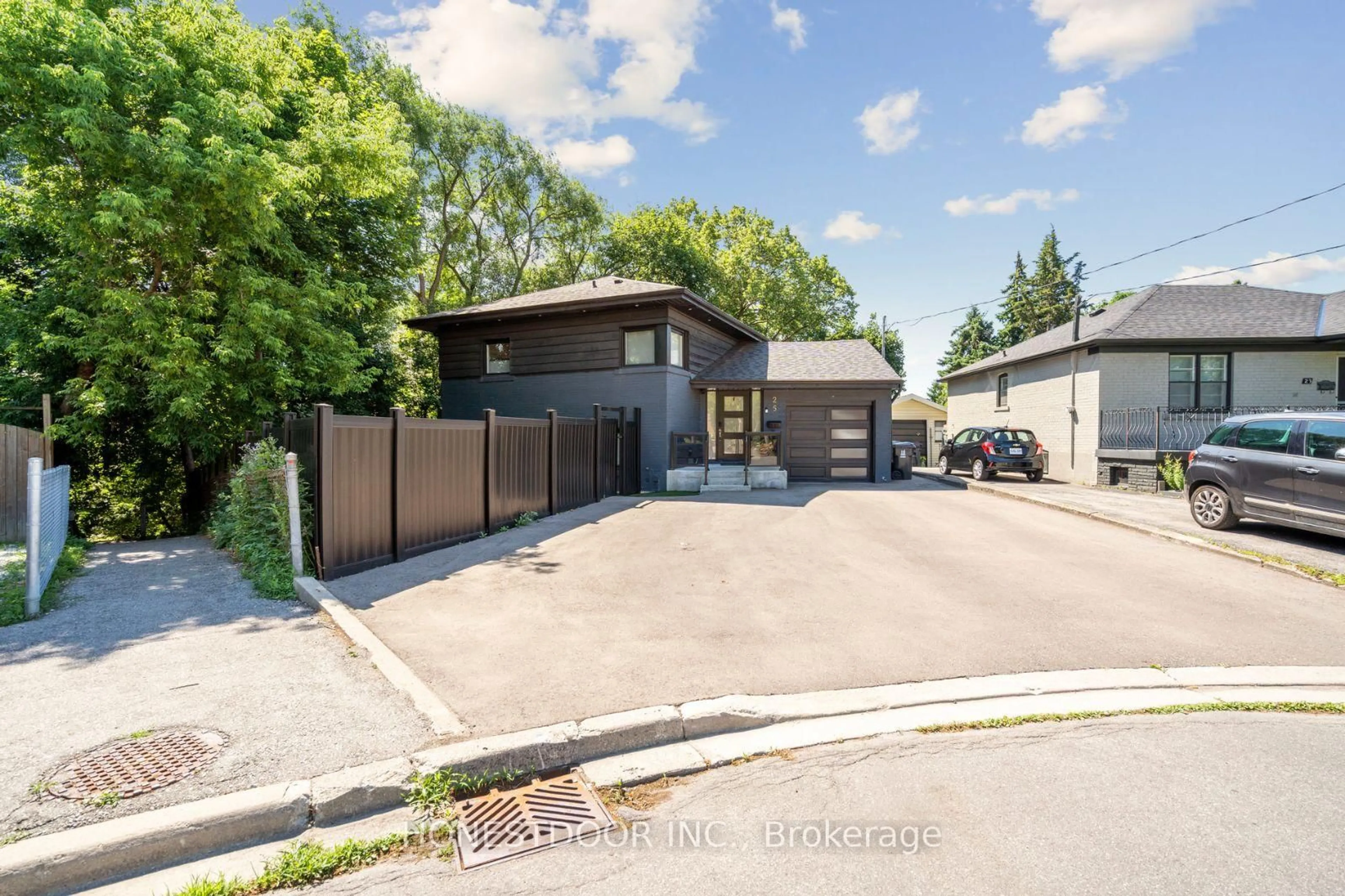 A pic from outside/outdoor area/front of a property/back of a property/a pic from drone, street for 25 Nagel Rd, Toronto Ontario M3M 1X7