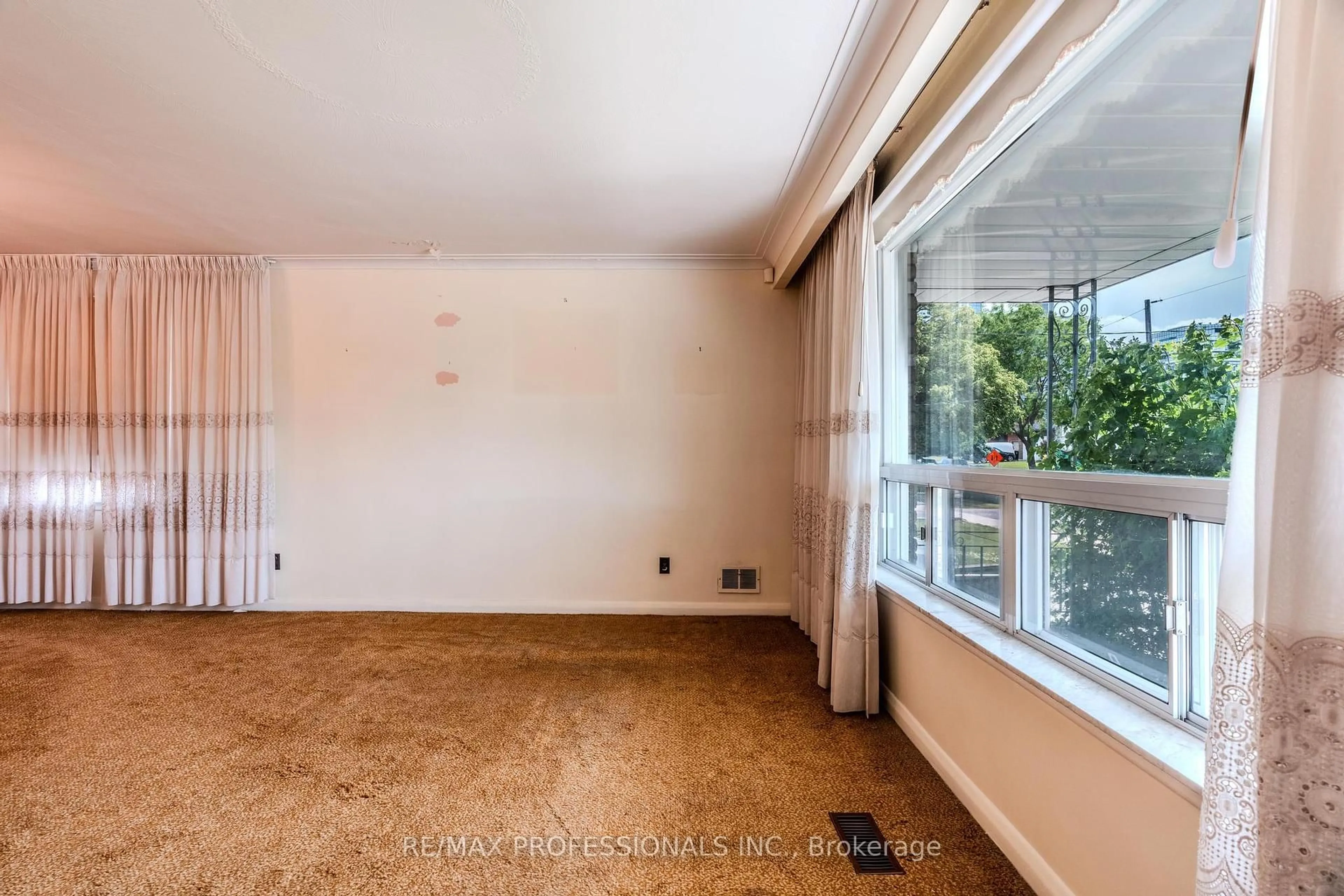A pic of a room for 15 Nordin Ave, Toronto Ontario M8Z 2A9