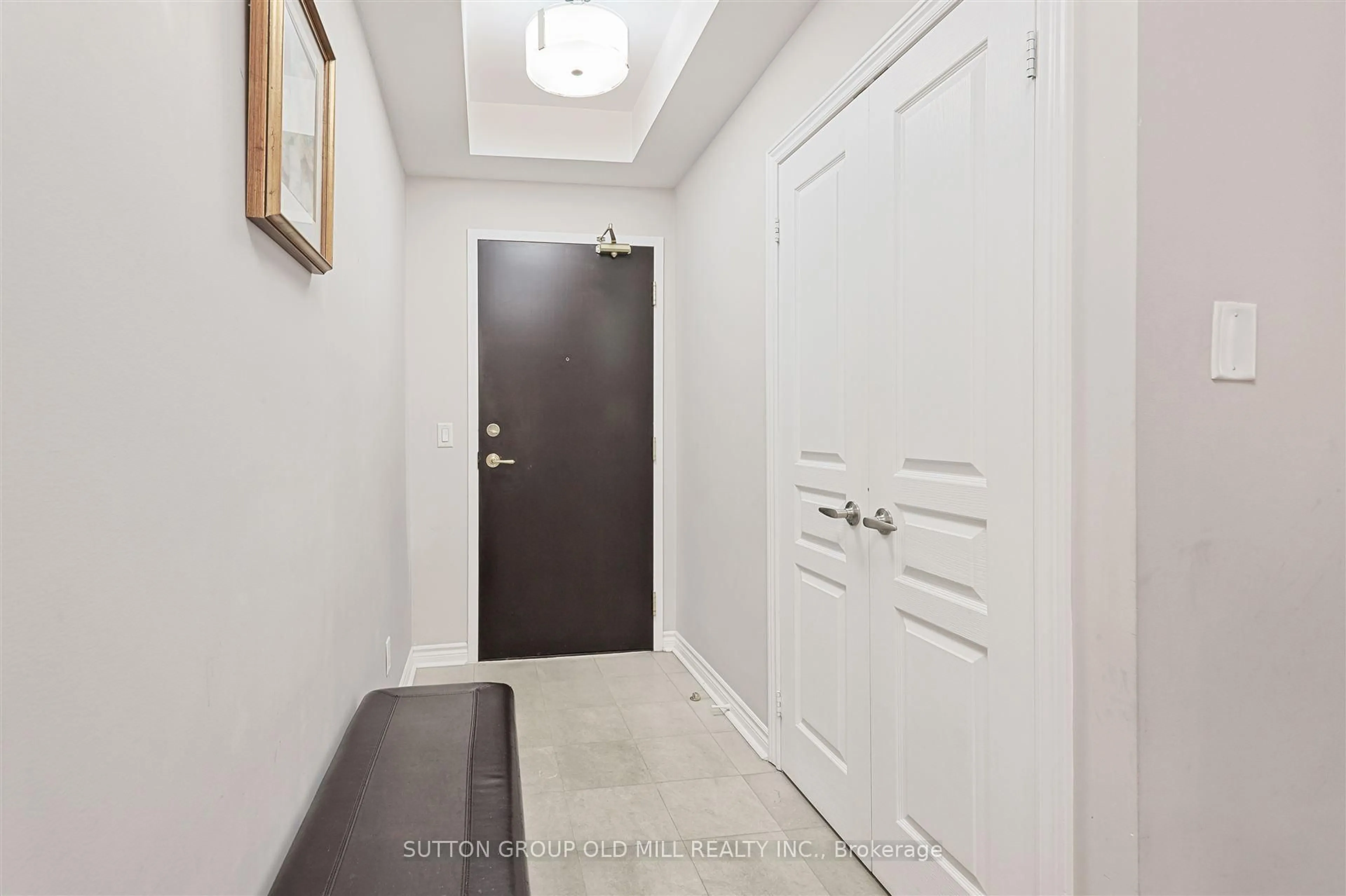 Indoor entryway for 2662 Bloor St #209, Toronto Ontario M8X 2Z7