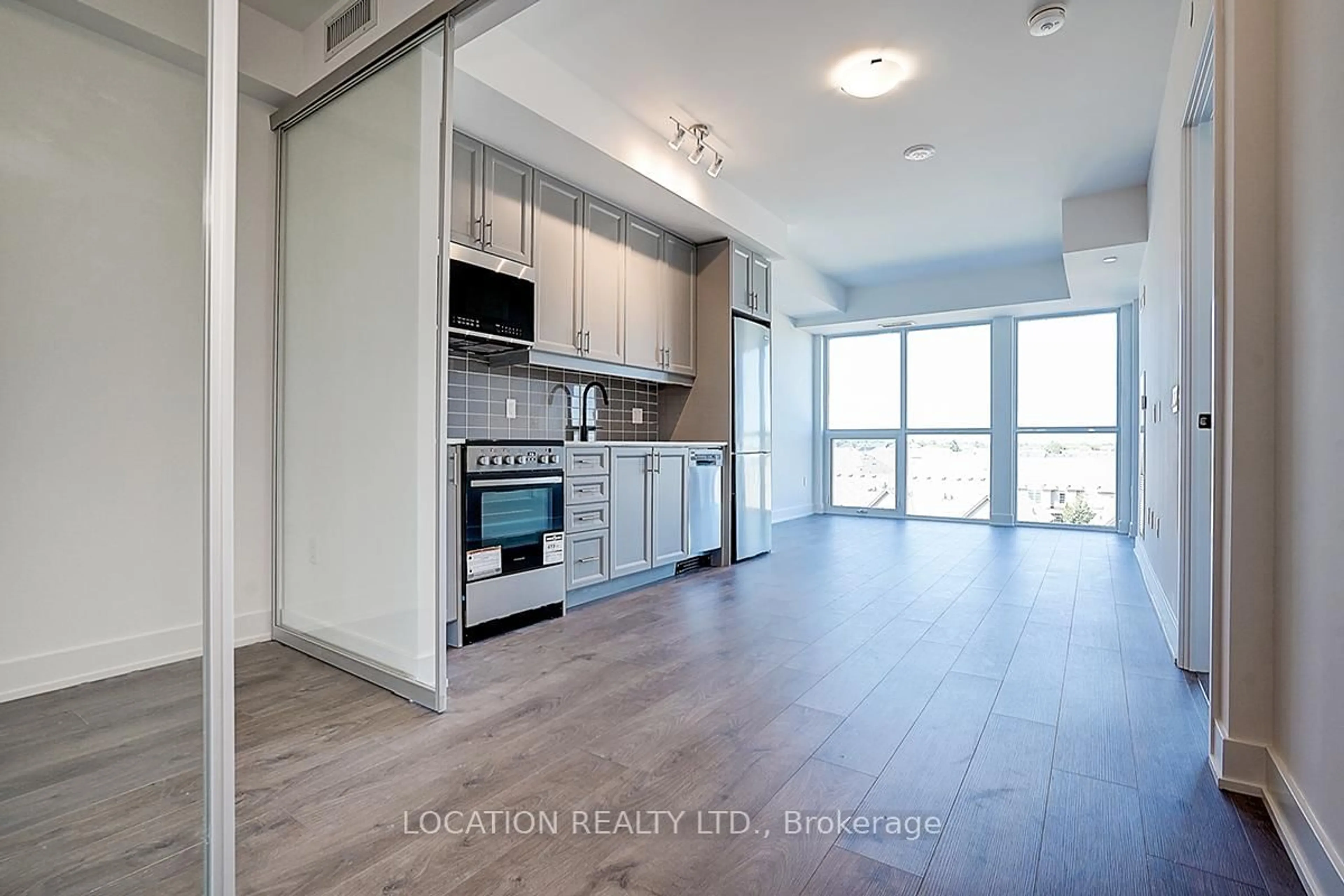 Open concept kitchen, wood/laminate floor for 2343 Khalsa Gate #526, Oakville Ontario L6M 0X7
