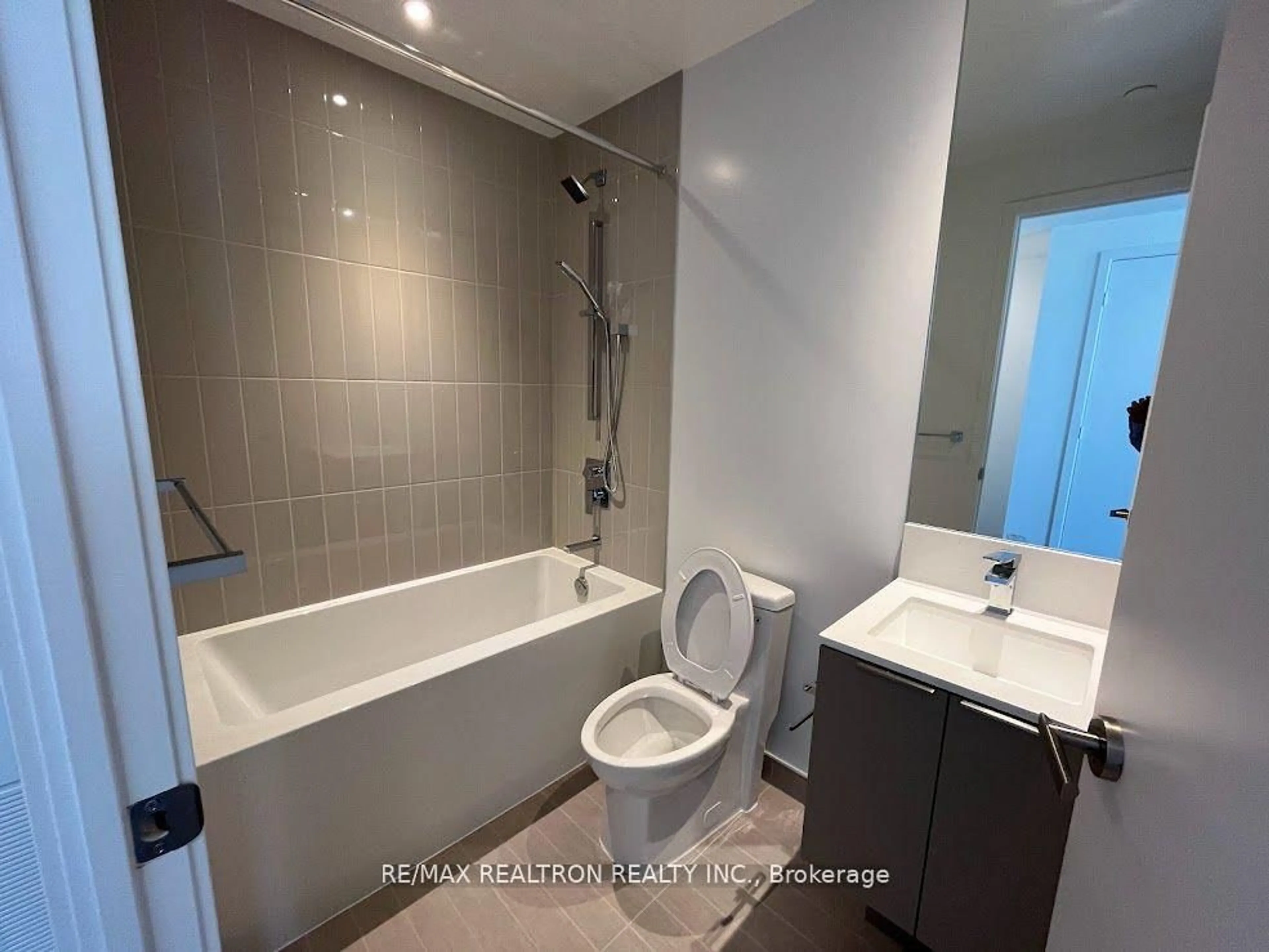 Standard bathroom, ceramic/tile floor for 3900 Confederation Pkwy #1510, Mississauga Ontario L5B 0M3