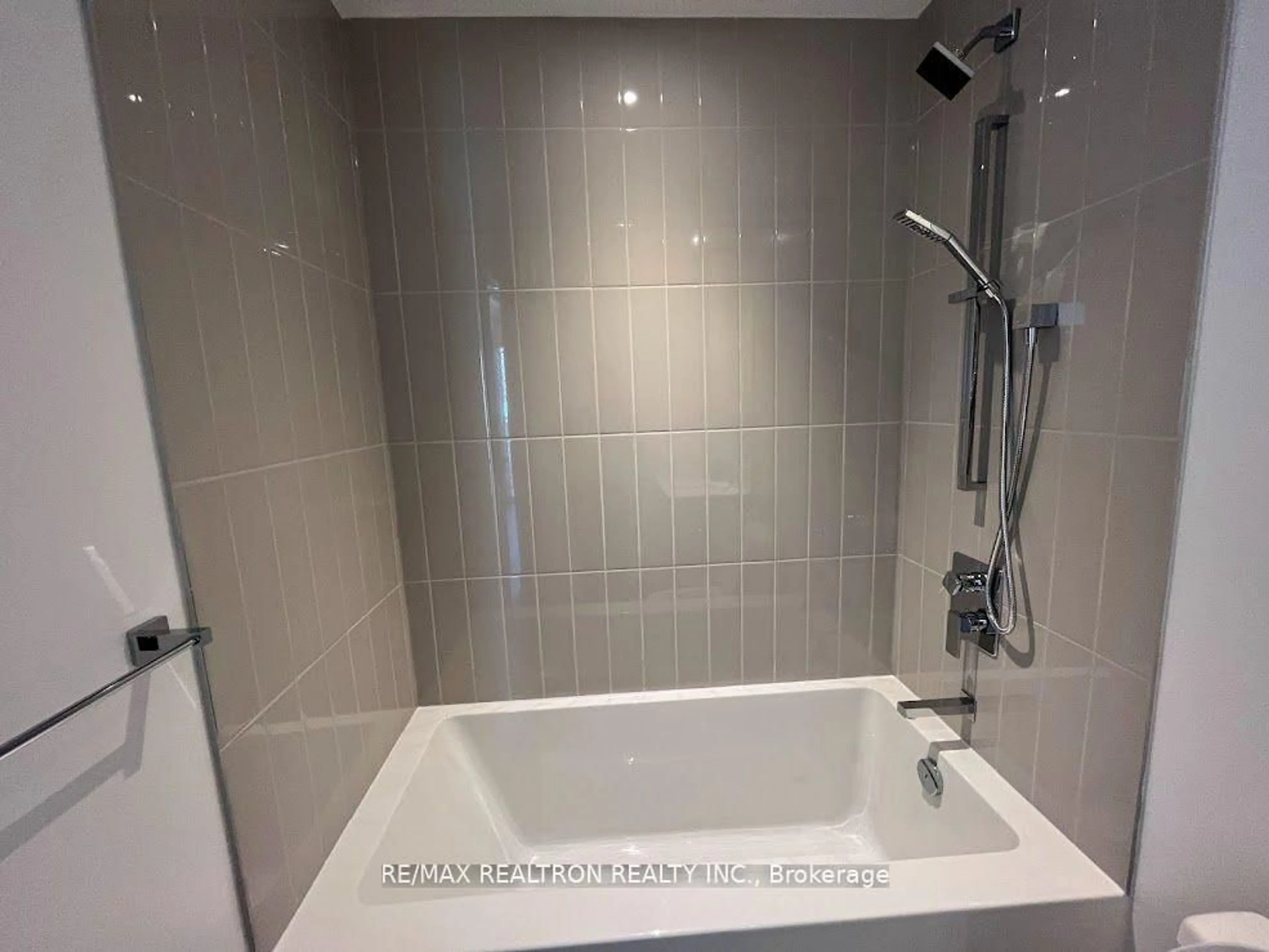 Contemporary bathroom, ceramic/tile floor for 3900 Confederation Pkwy #1510, Mississauga Ontario L5B 0M3