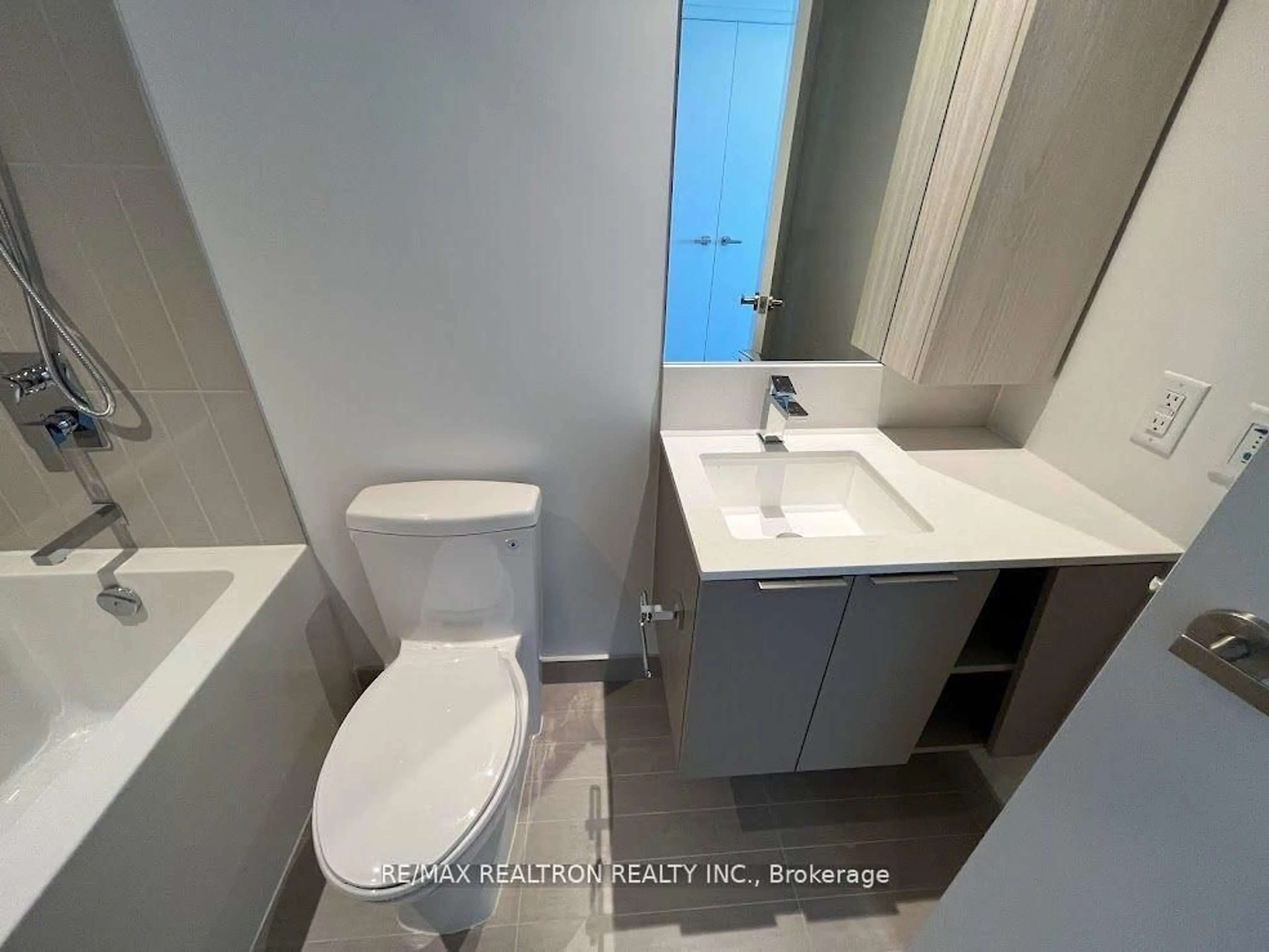 Standard bathroom, ceramic/tile floor for 3900 Confederation Pkwy #1510, Mississauga Ontario L5B 0M3