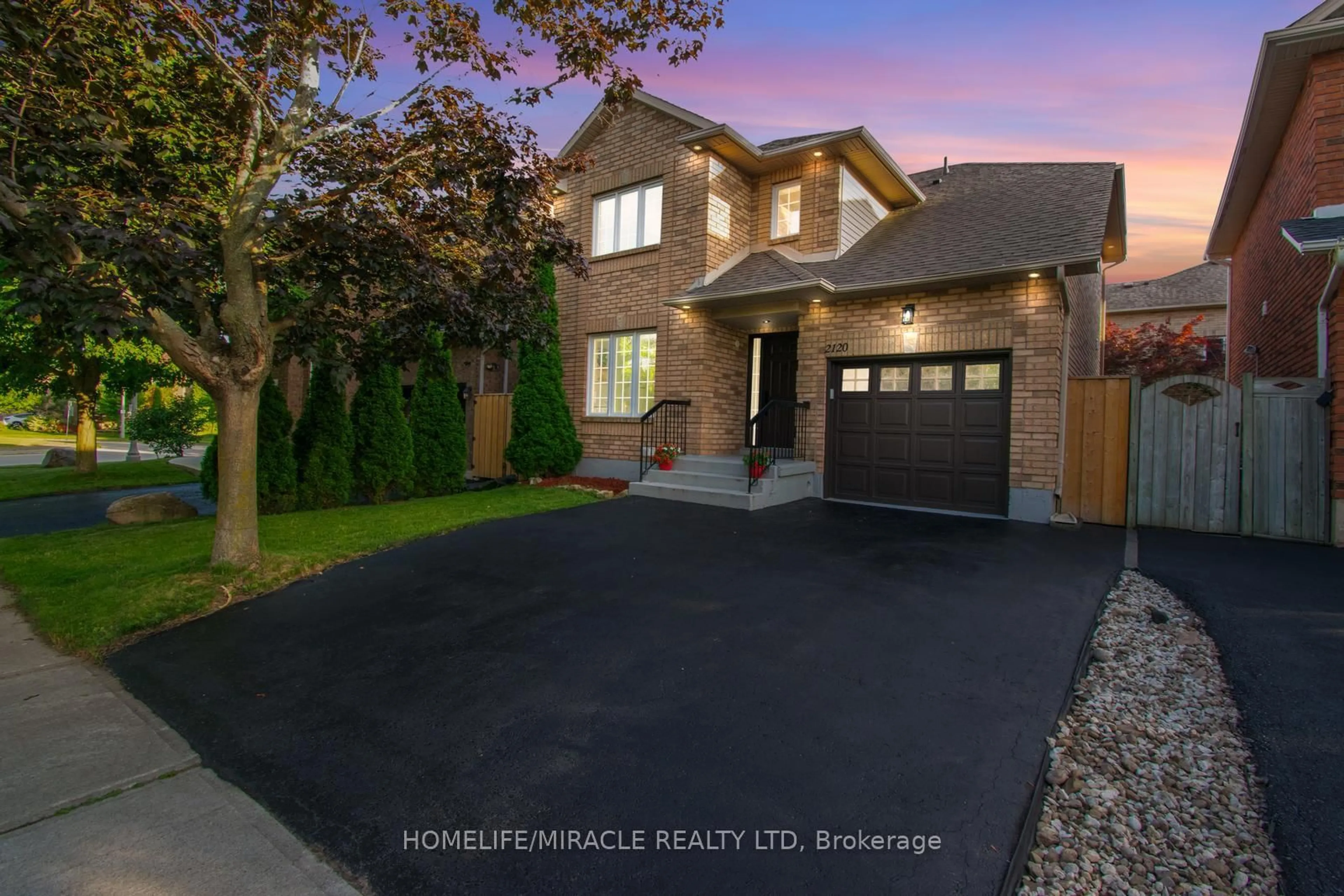 Home with vinyl exterior material, street for 2120 Shorncliffe Blvd, Oakville Ontario L6M 3W7