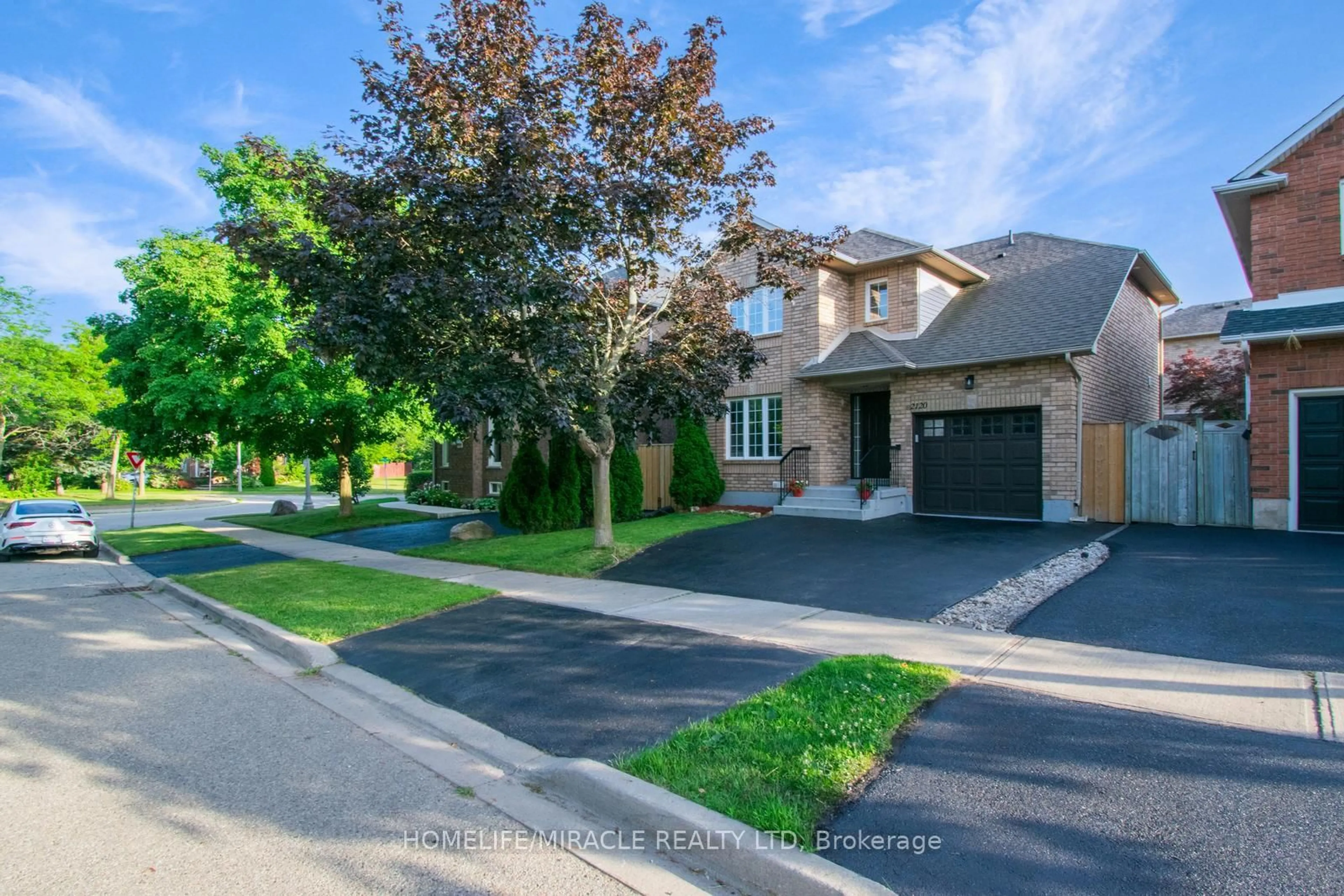 A pic from outside/outdoor area/front of a property/back of a property/a pic from drone, street for 2120 Shorncliffe Blvd, Oakville Ontario L6M 3W7