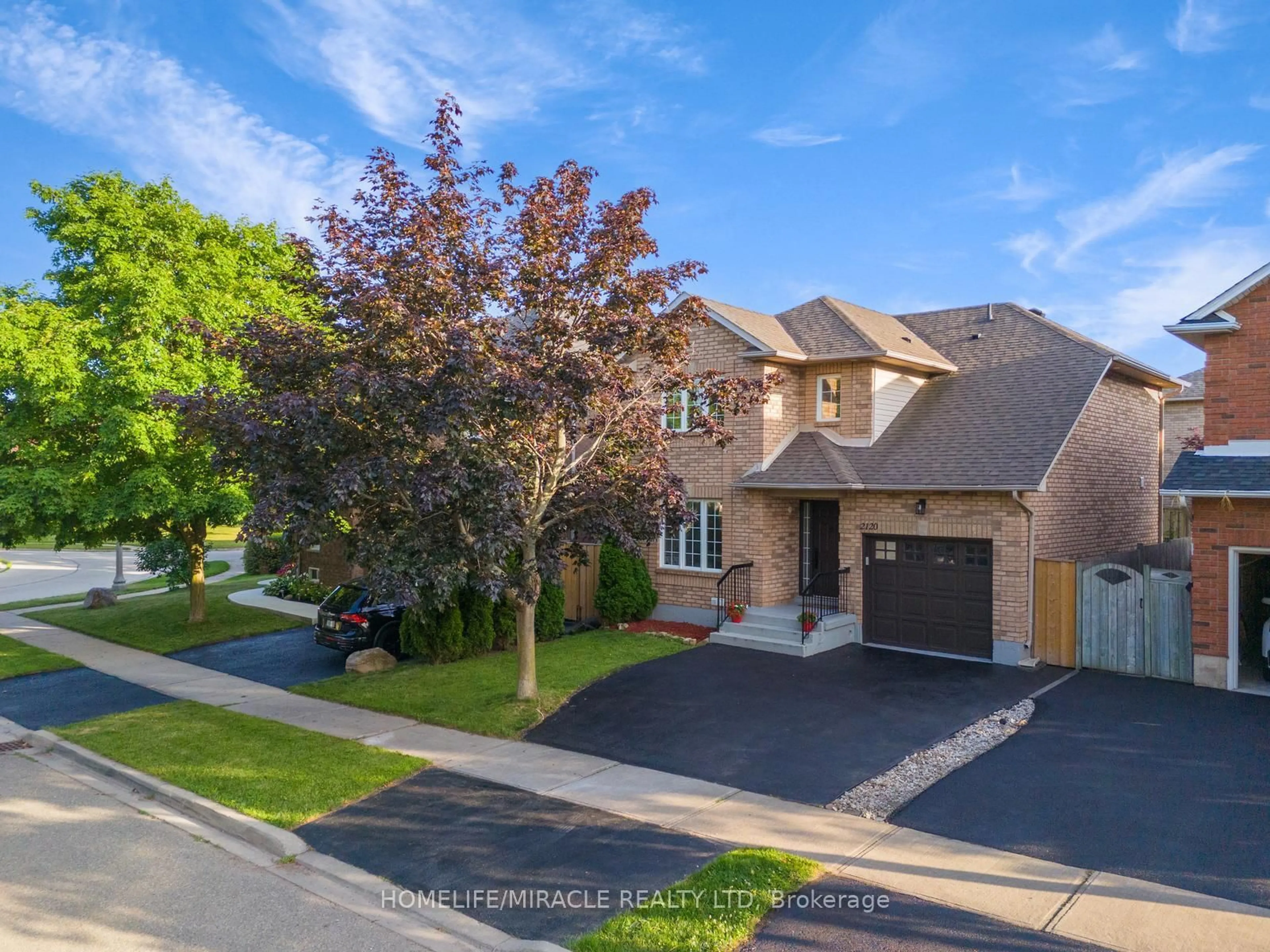 A pic from outside/outdoor area/front of a property/back of a property/a pic from drone, street for 2120 Shorncliffe Blvd, Oakville Ontario L6M 3W7